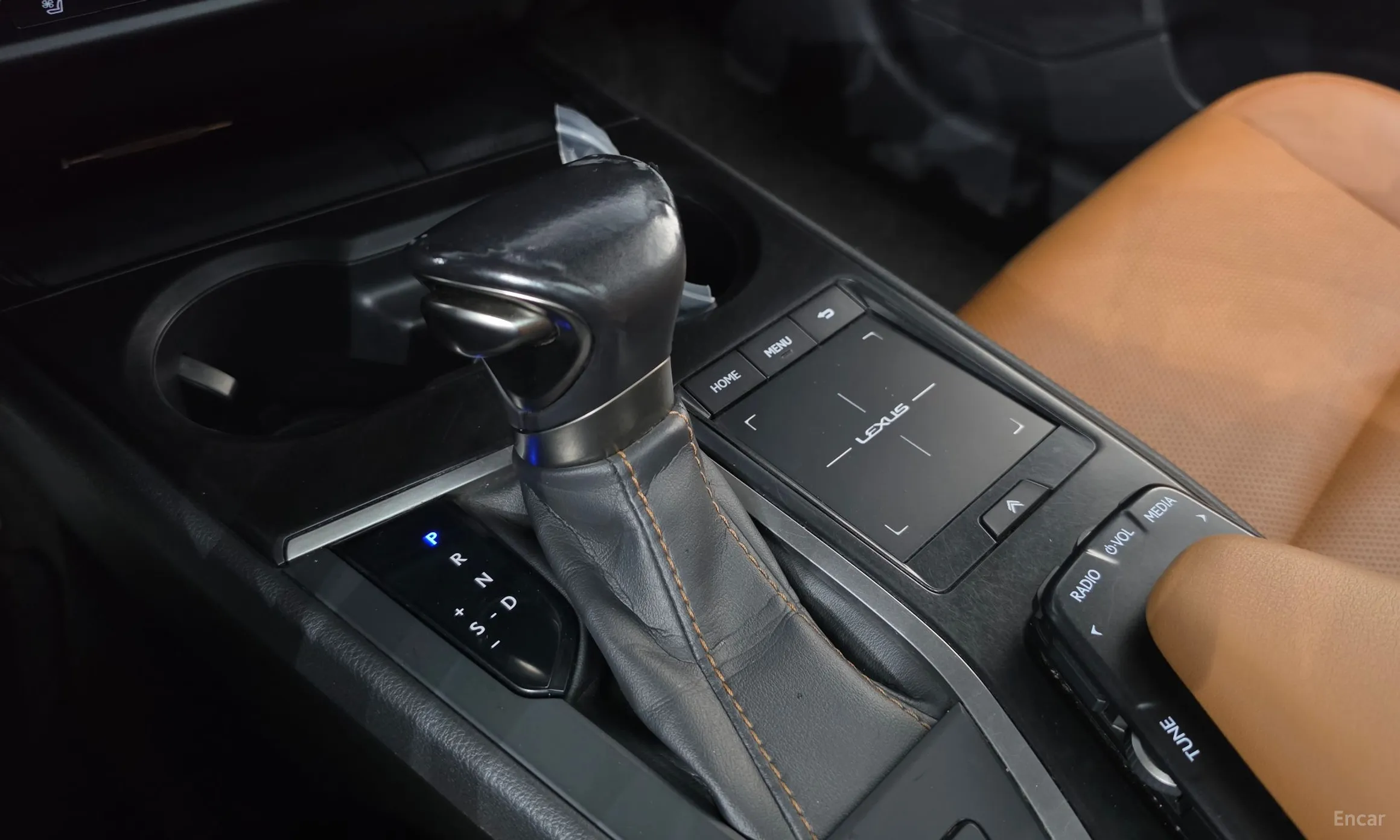 Lexus UX250h превью 9