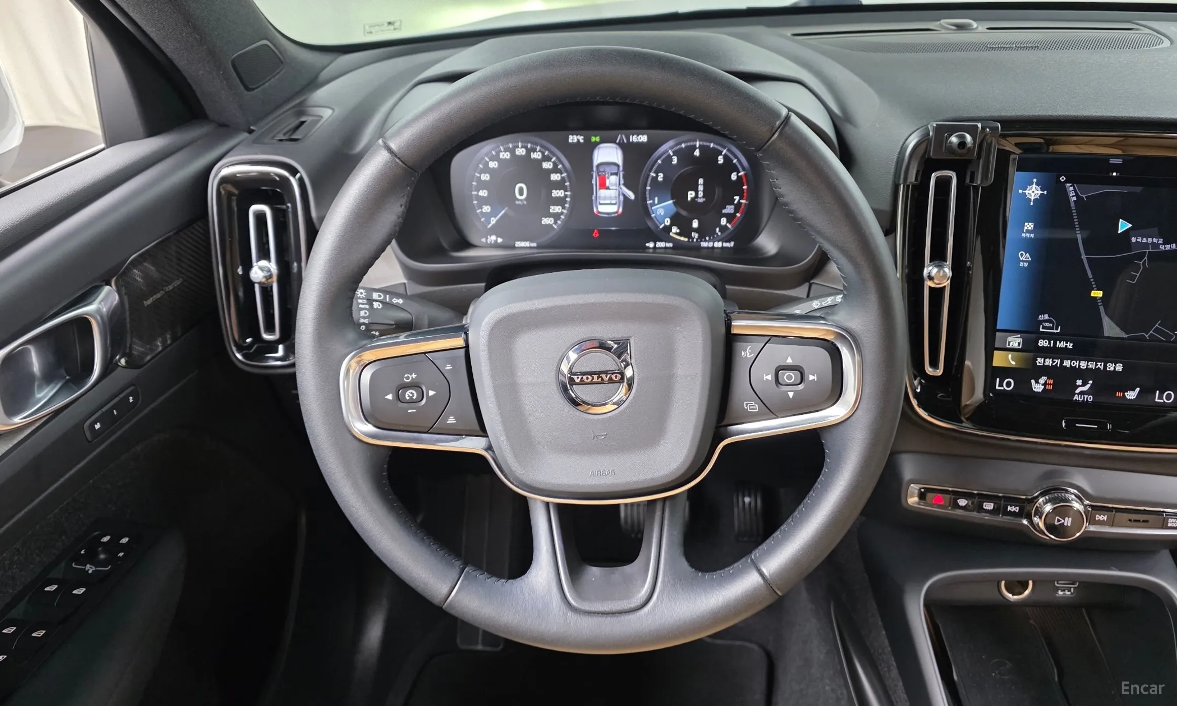 Volvo XC40 превью 14