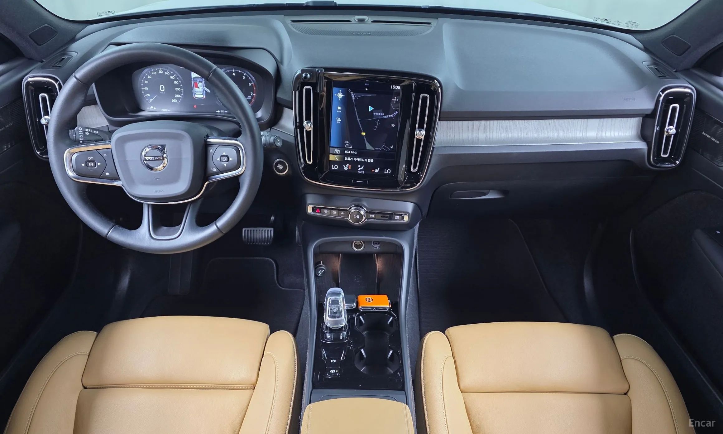 Volvo XC40 превью 7