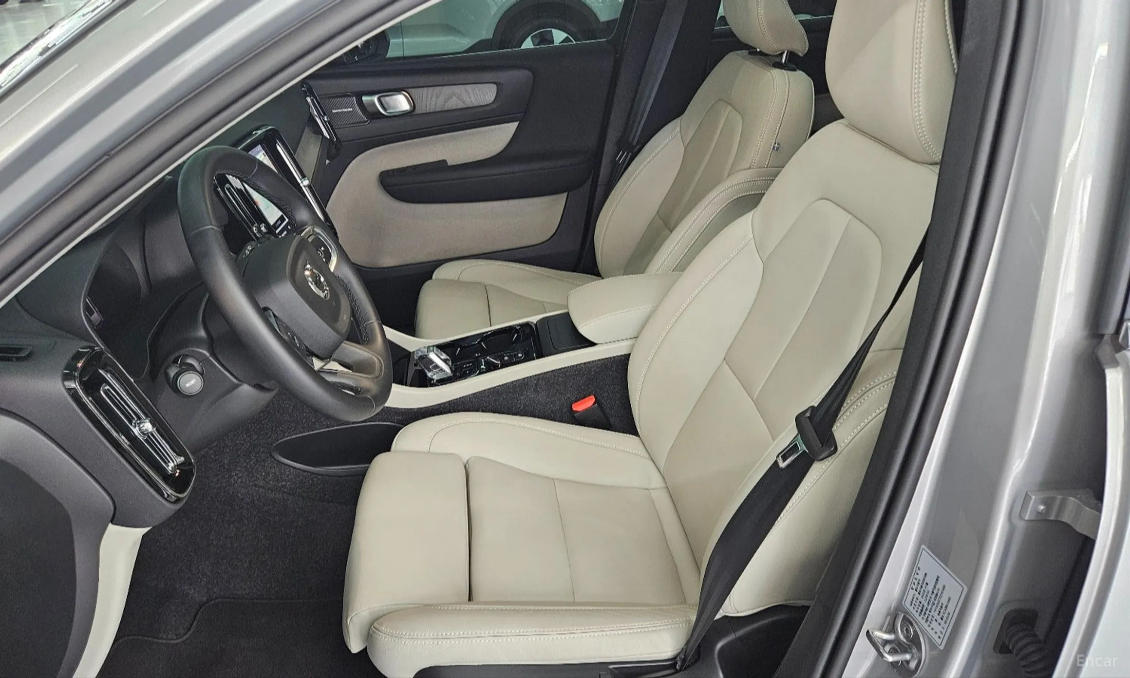 Volvo XC40 превью 7