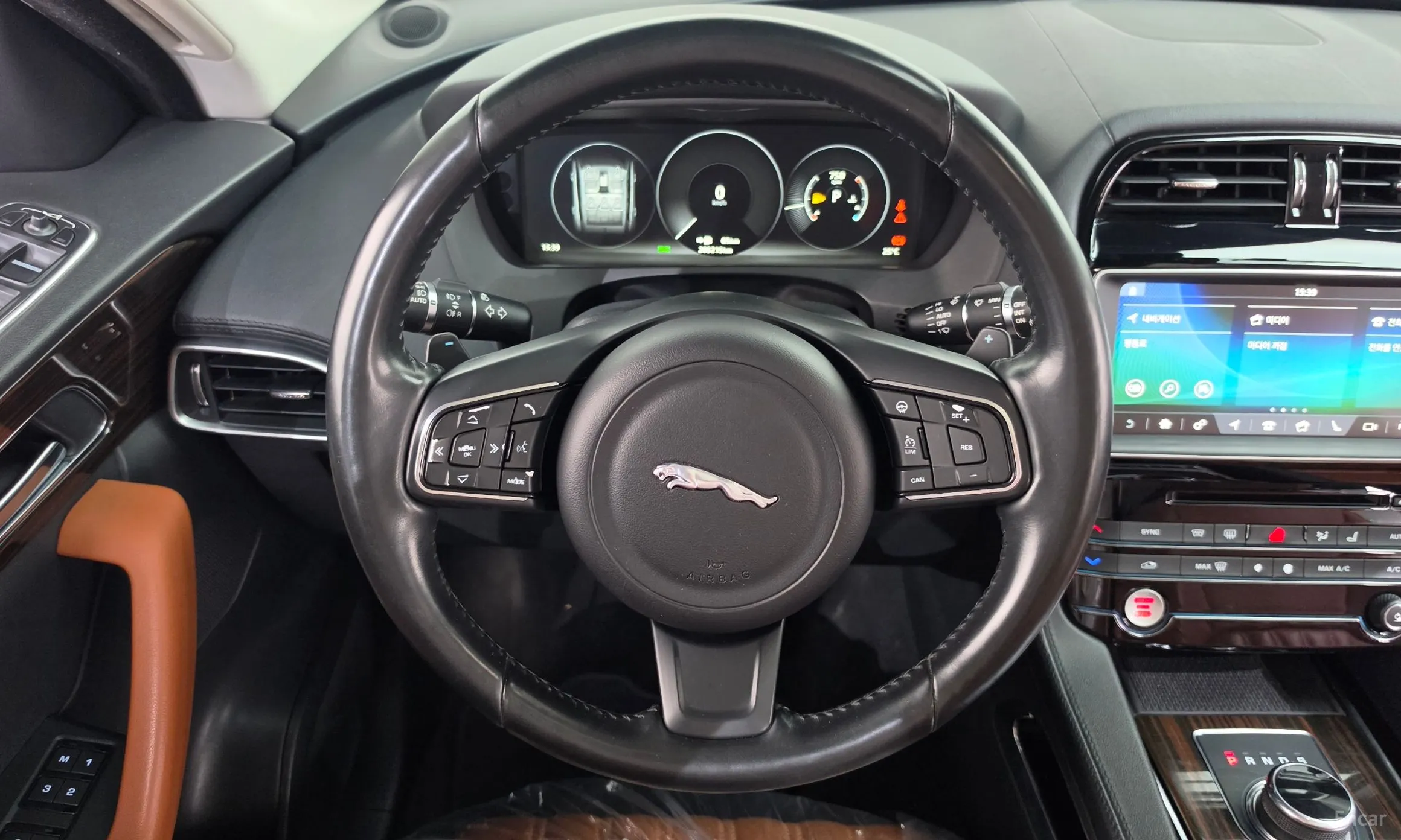 Jaguar F-PACE превью 13