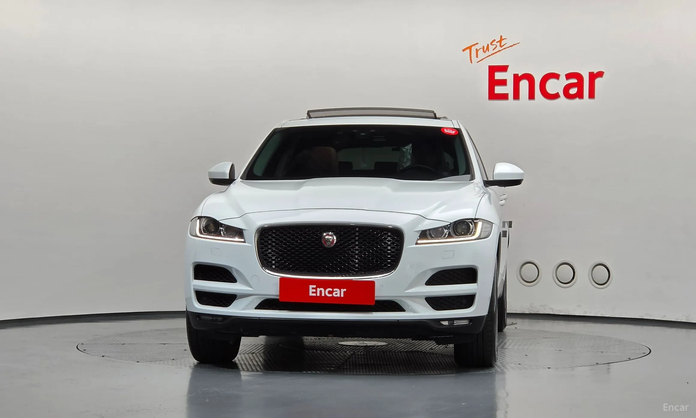 Jaguar F-PACE превью 3