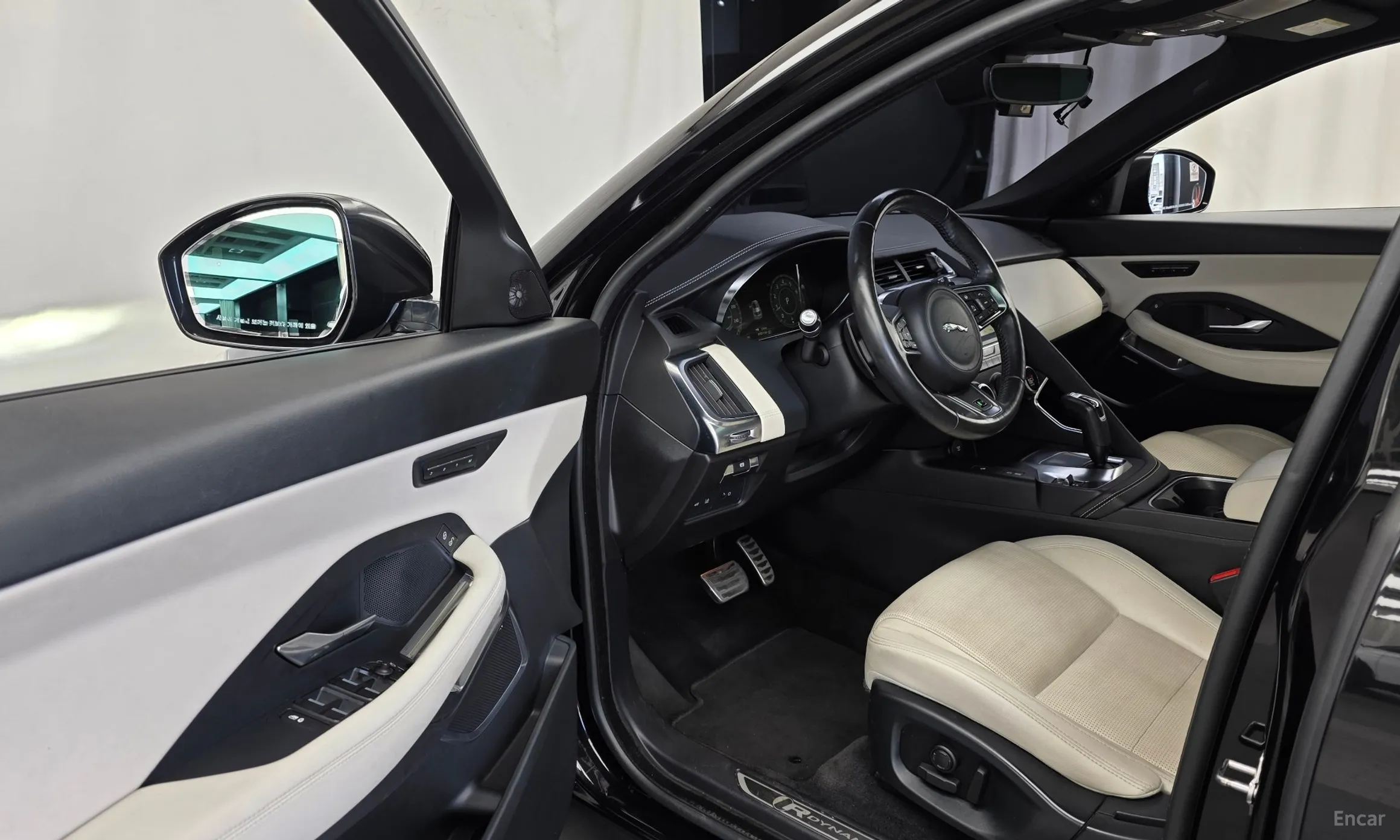 Jaguar E-PACE превью 10