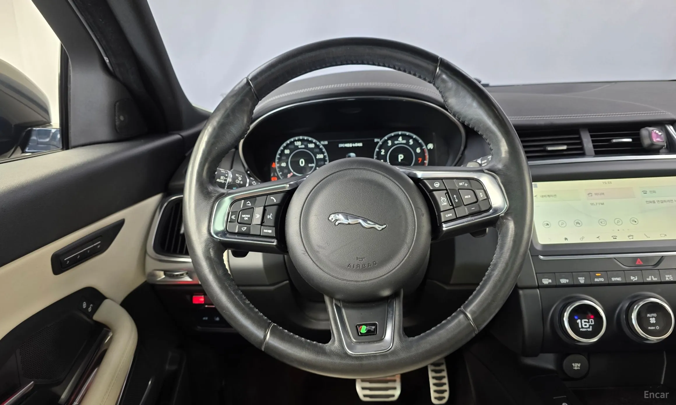 Jaguar E-PACE превью 12