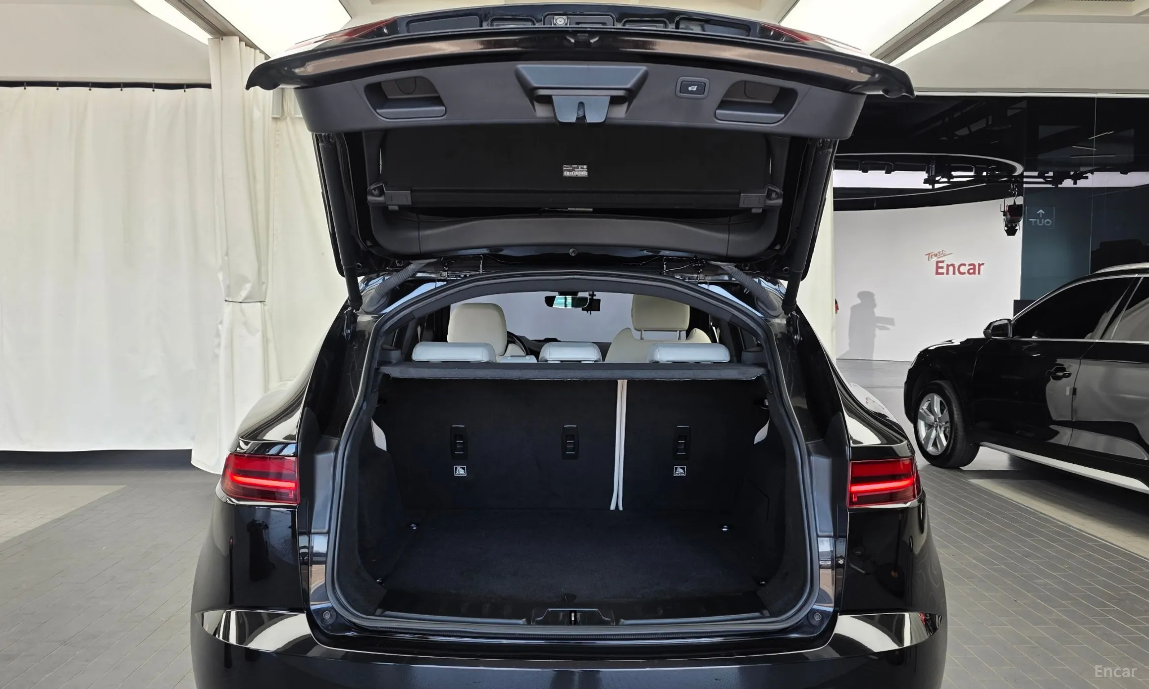 Jaguar E-PACE превью 20
