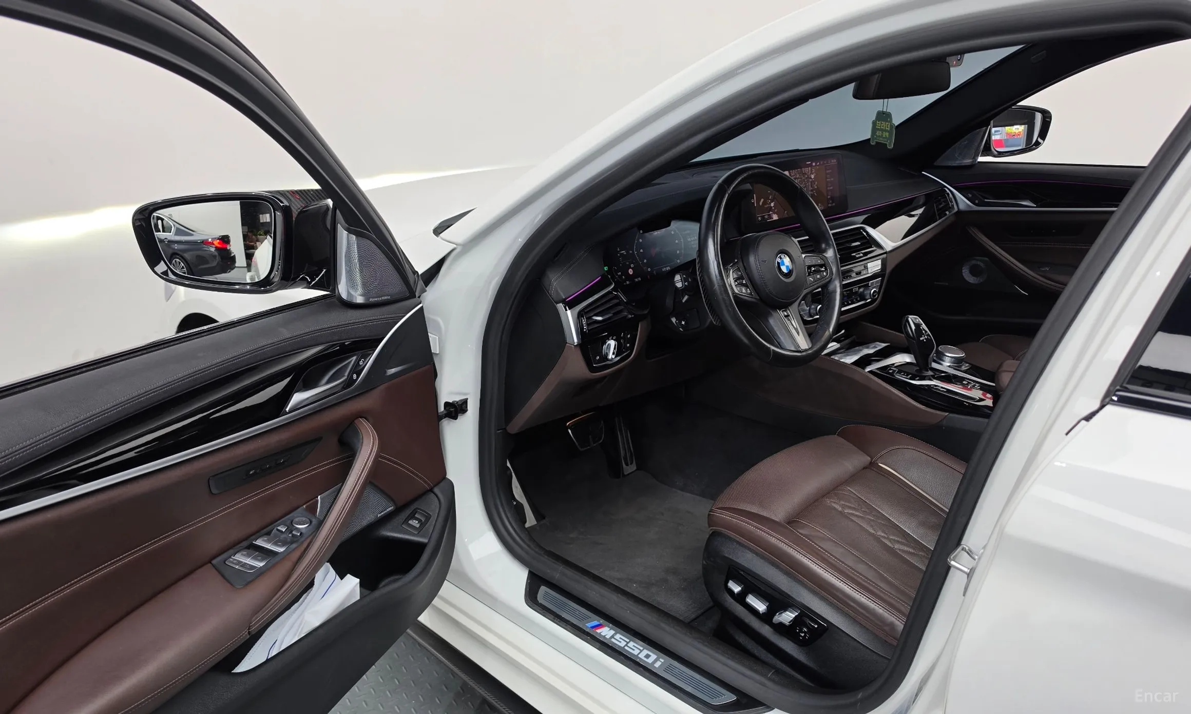 BMW 5 Series (G30) превью 10