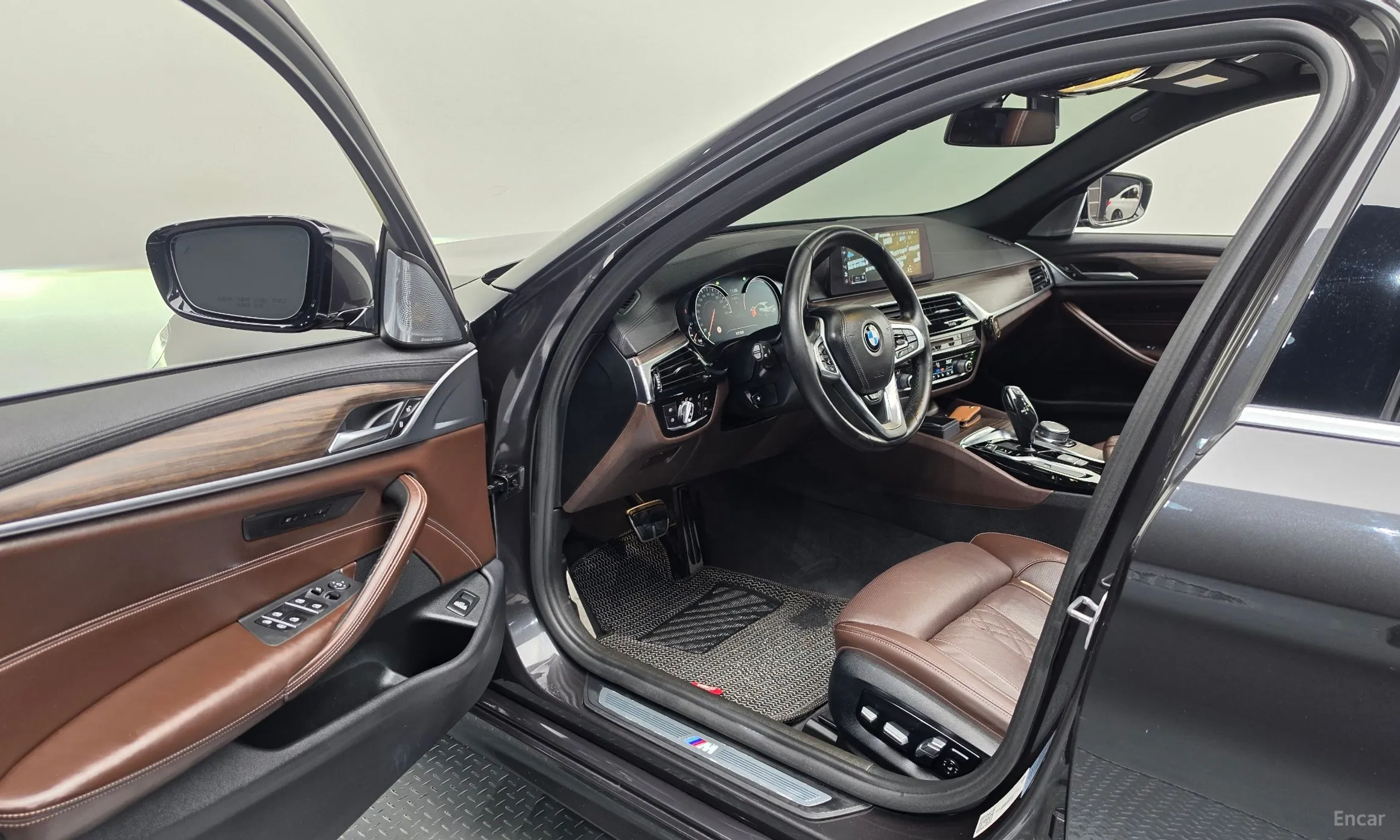 BMW 5 Series (G30) превью 10