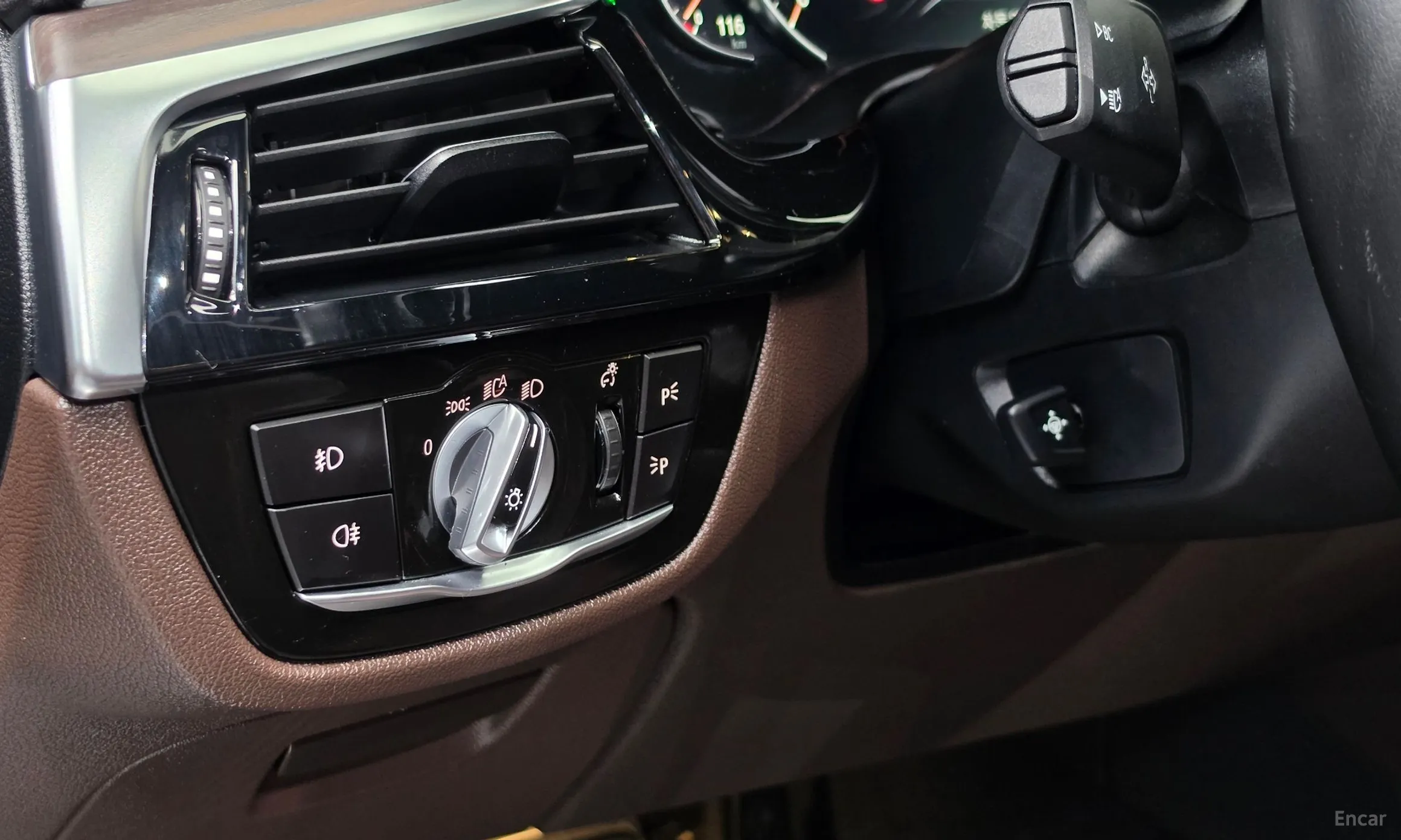BMW 5 Series (G30) превью 17