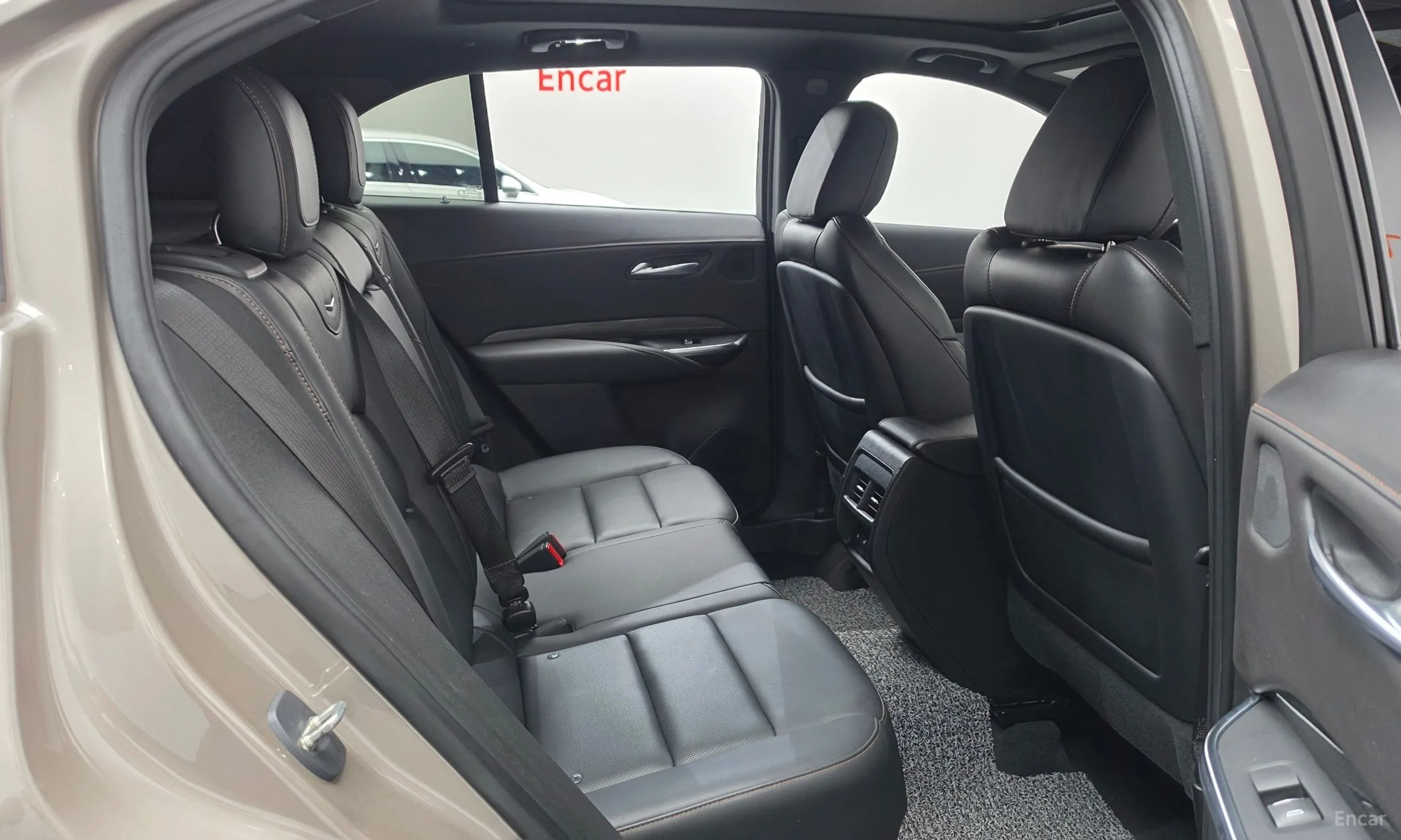 Cadillac XT4 превью 11