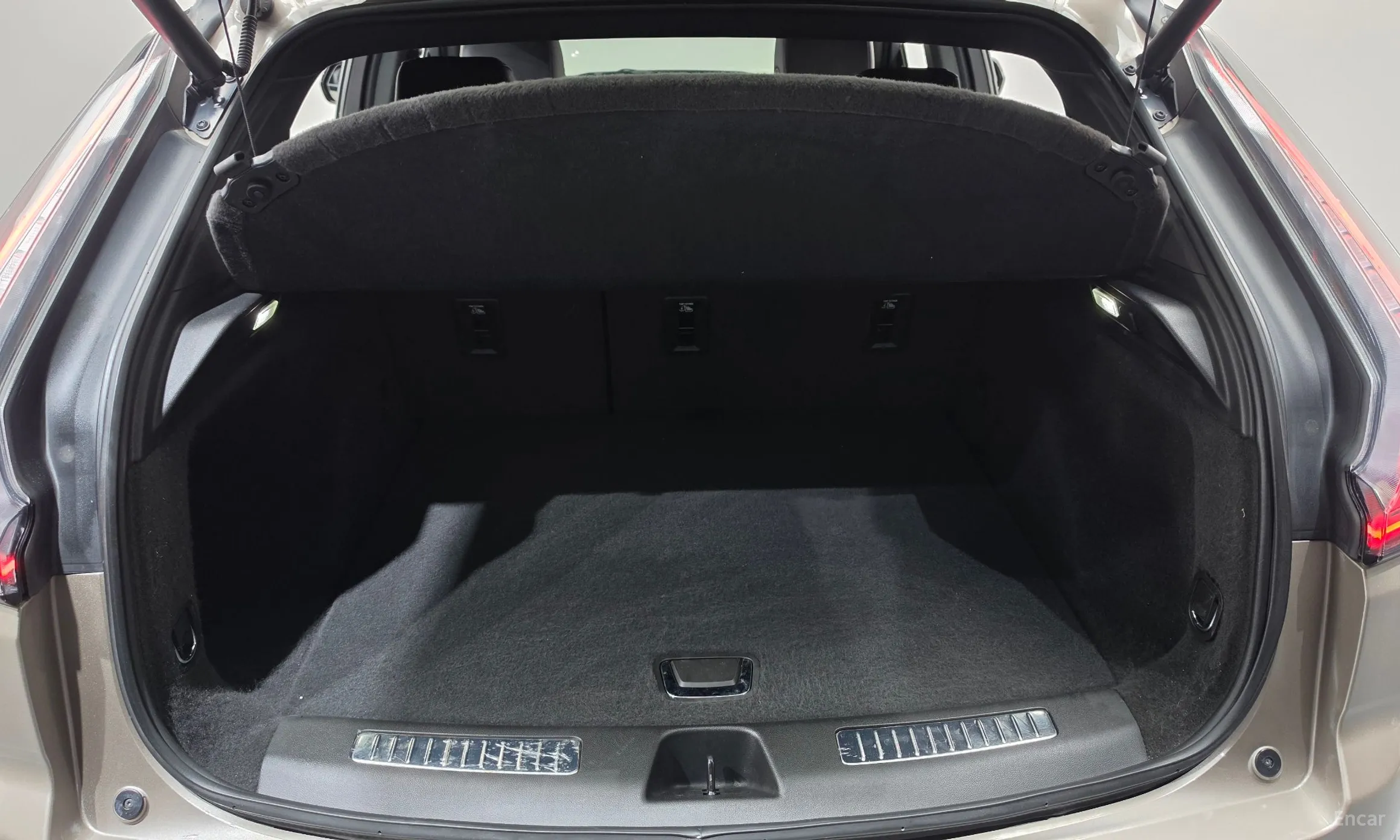 Cadillac XT4 превью 19