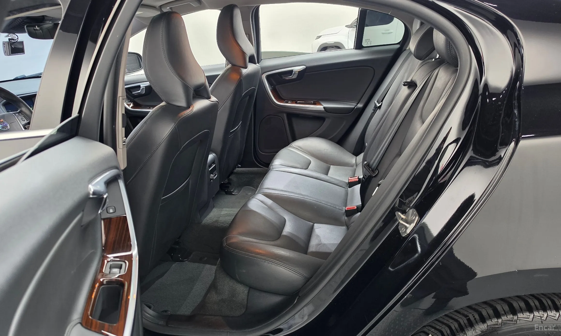 Volvo S60 превью 11