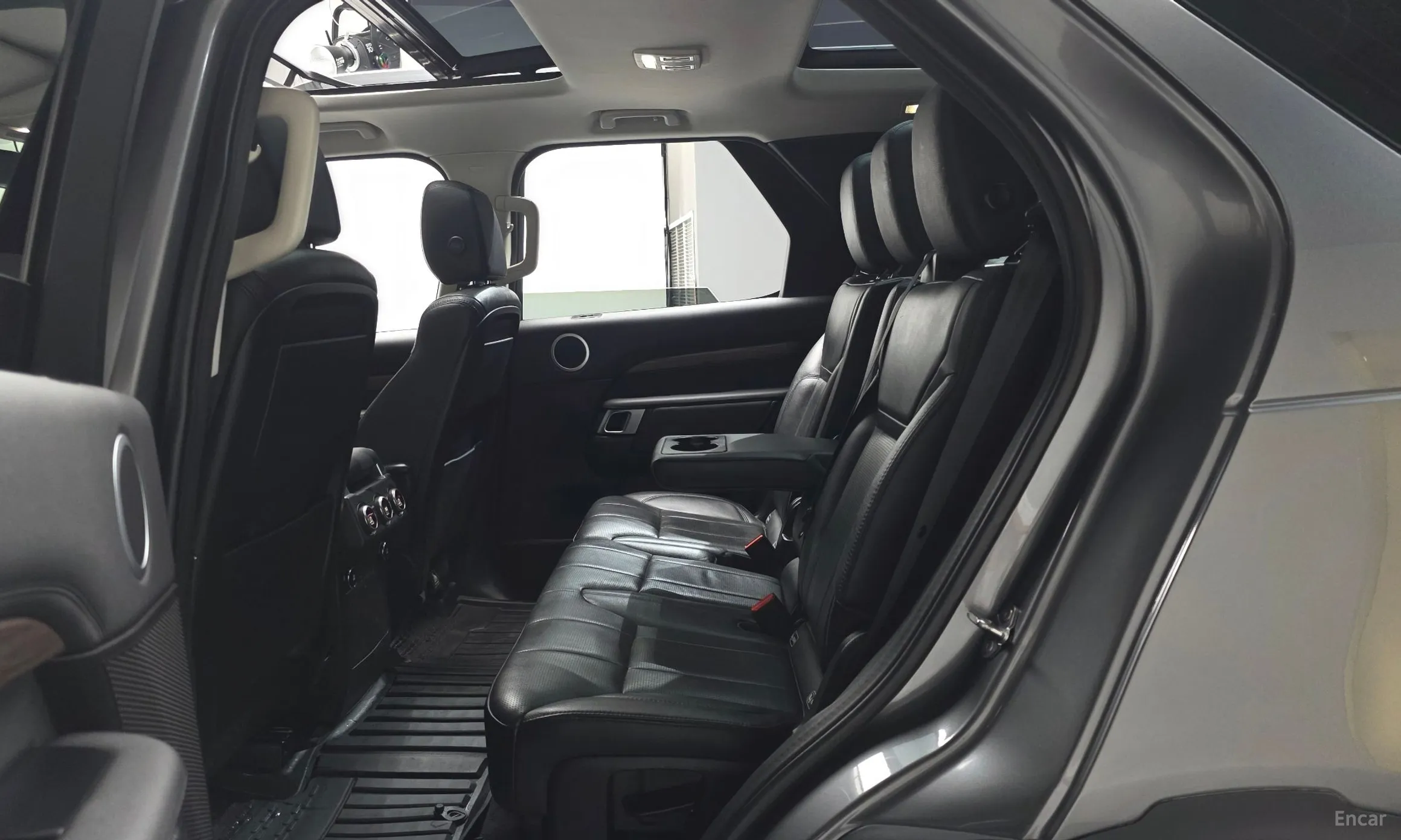 Land Rover Discovery 5 превью 12
