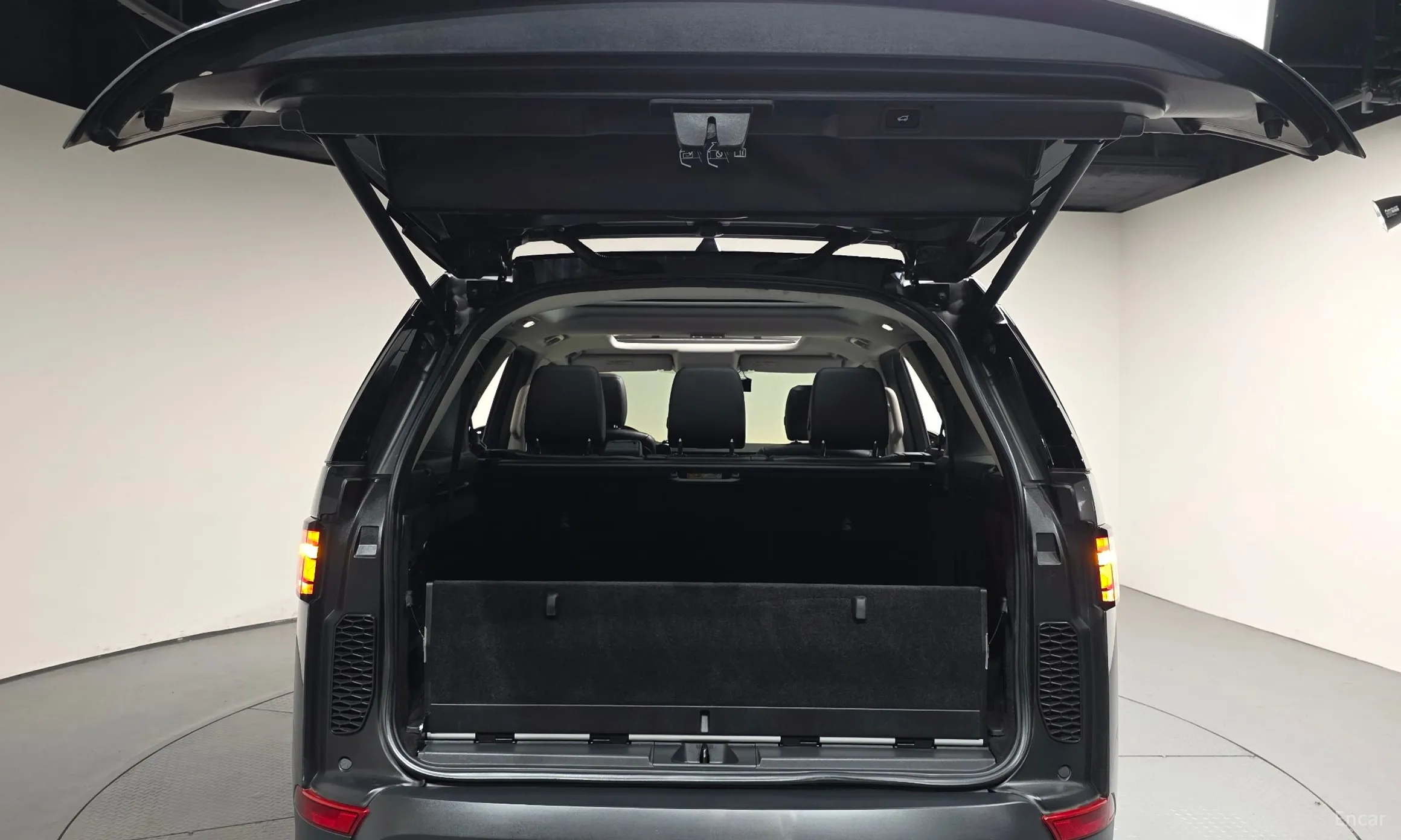 Land Rover Discovery 5 превью 20