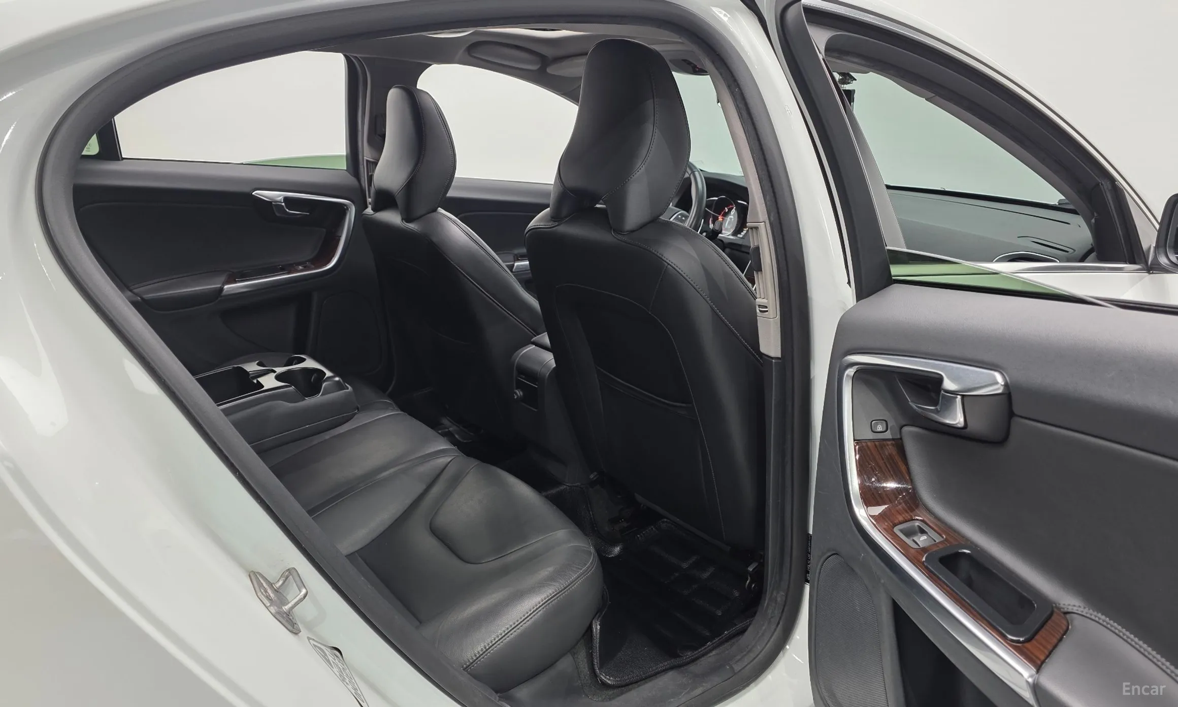 Volvo S60 превью 12