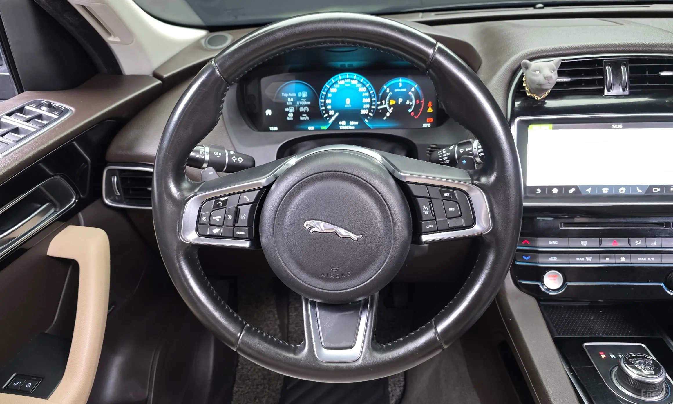 Jaguar F-PACE превью 13