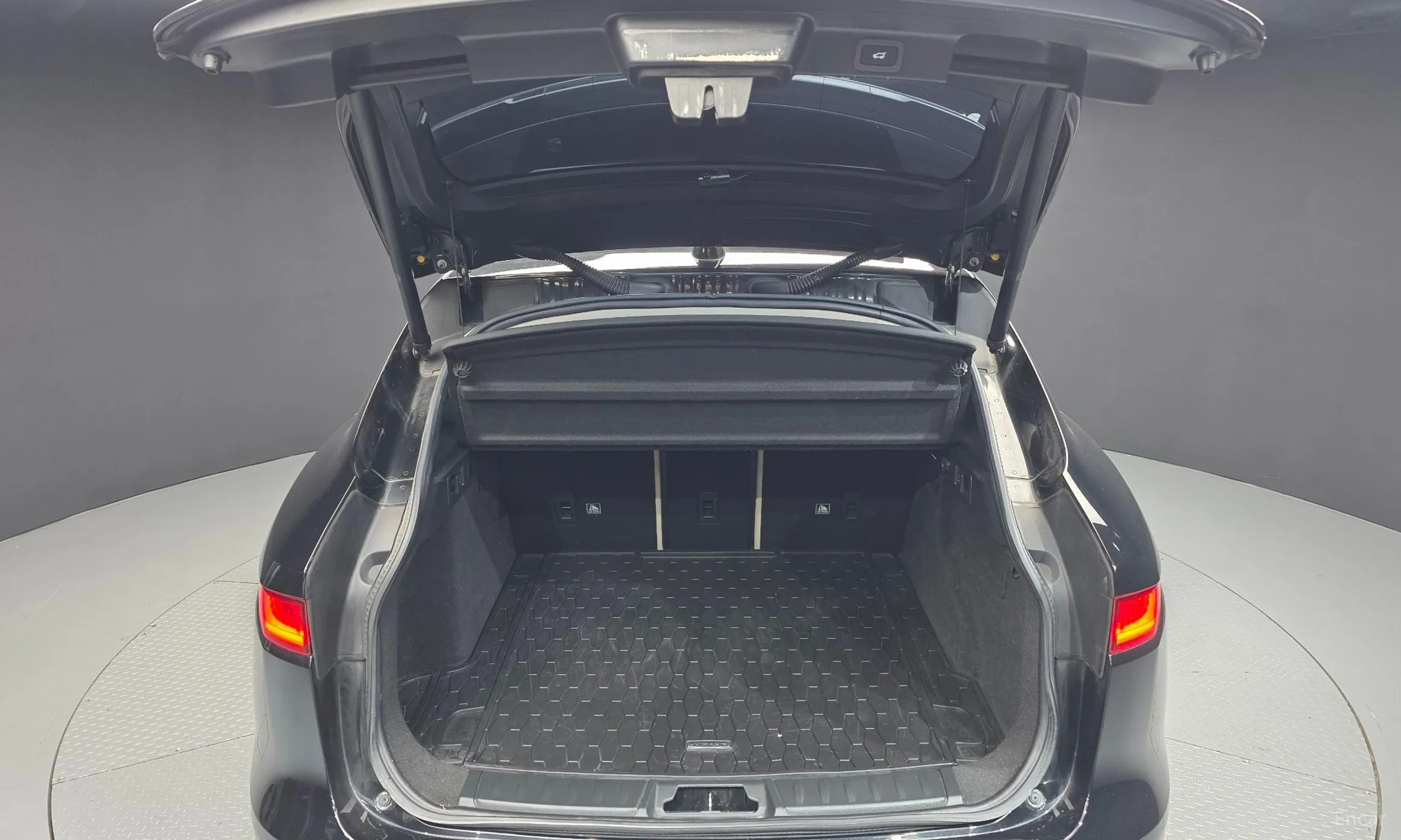 Jaguar F-PACE превью 20