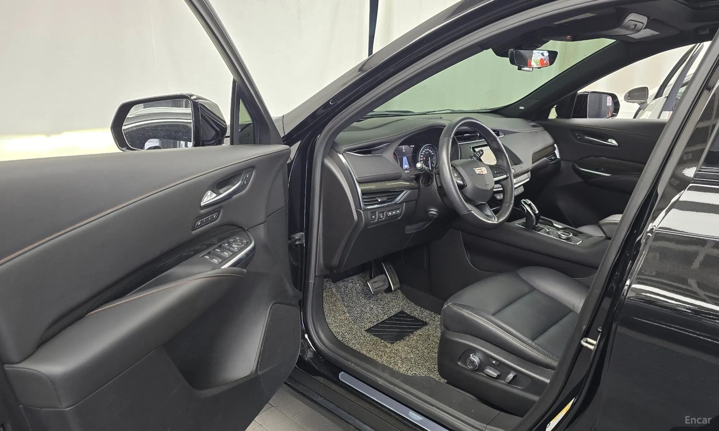 Cadillac XT4 превью 10