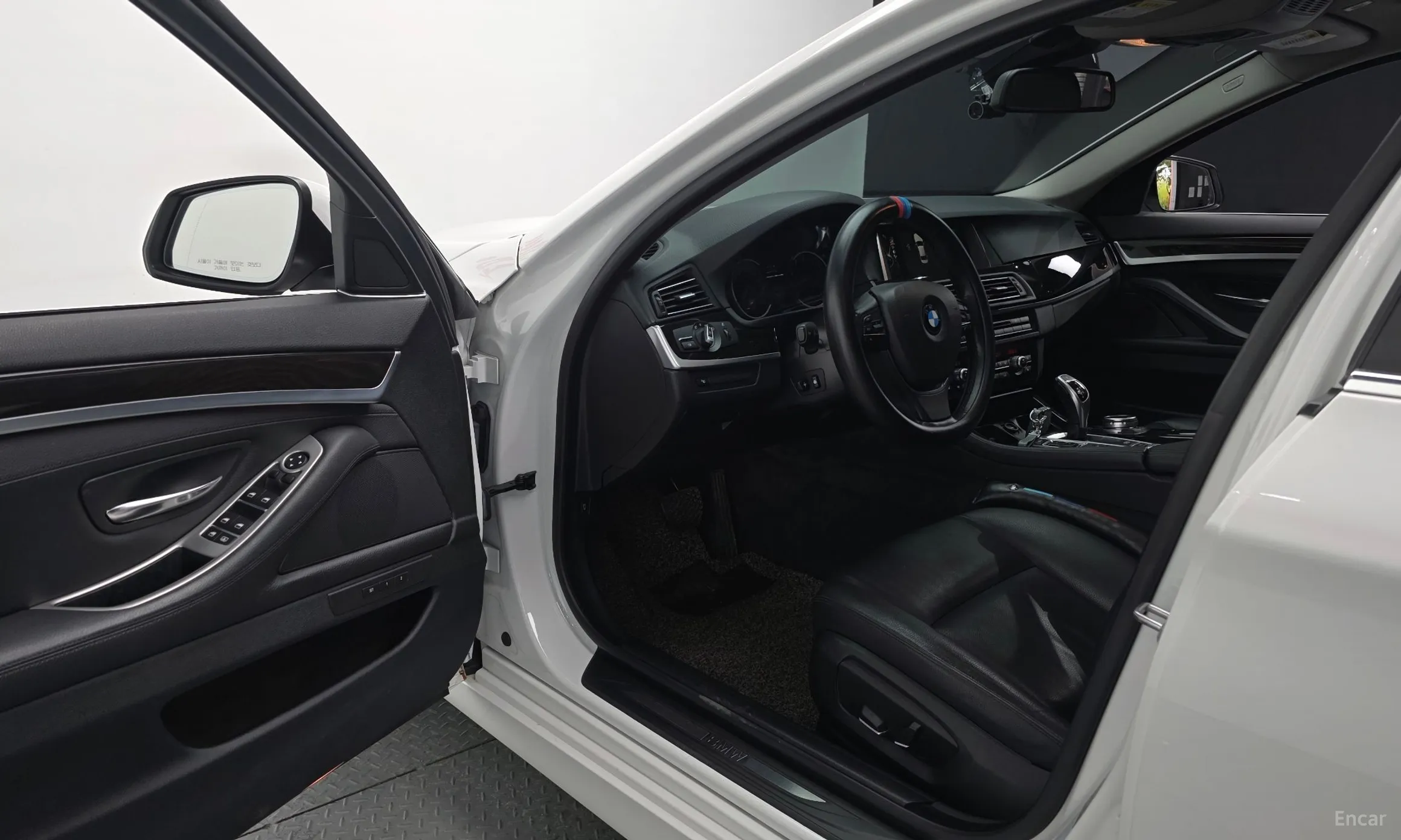 BMW 5 Series (F10) превью 10