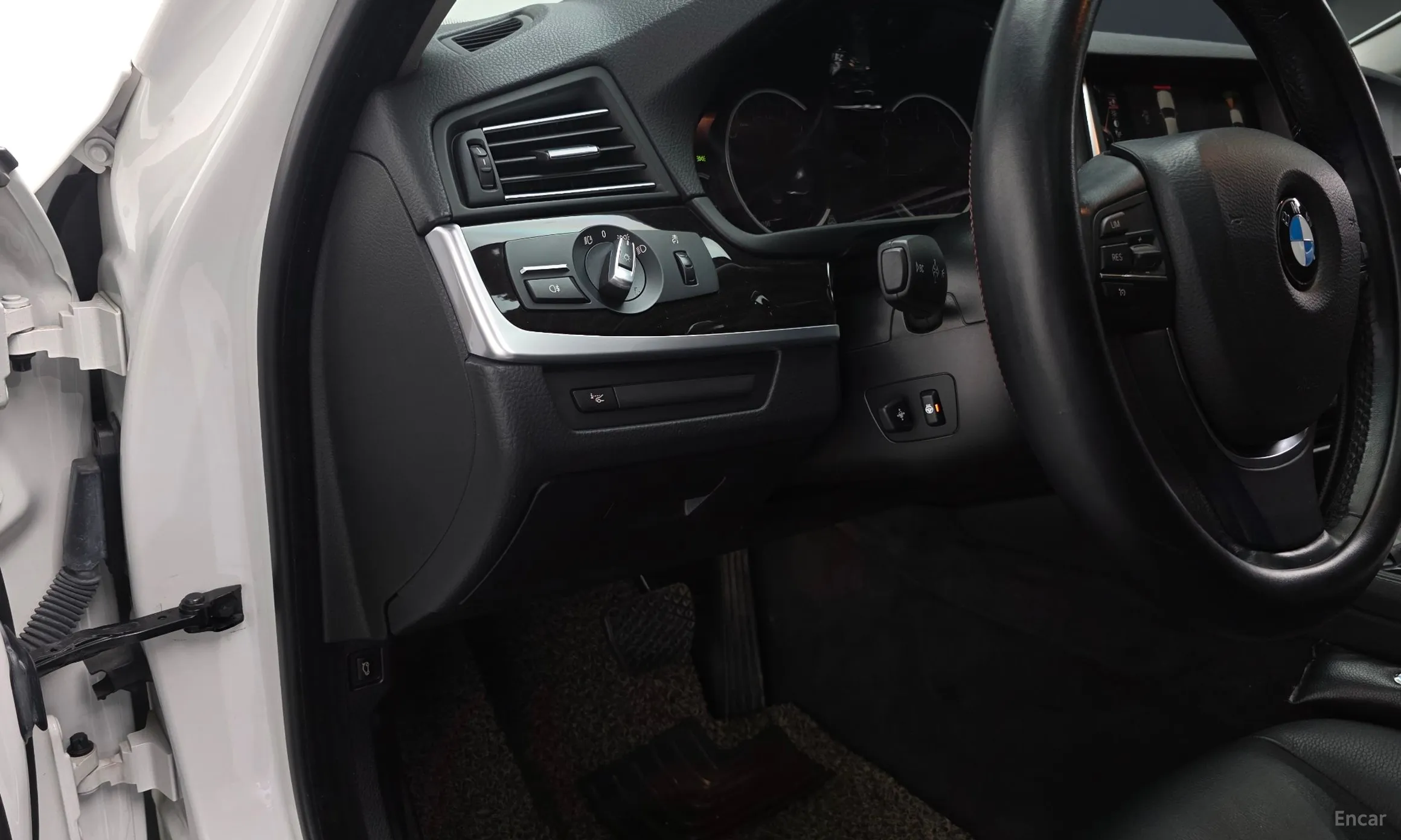 BMW 5 Series (F10) превью 13