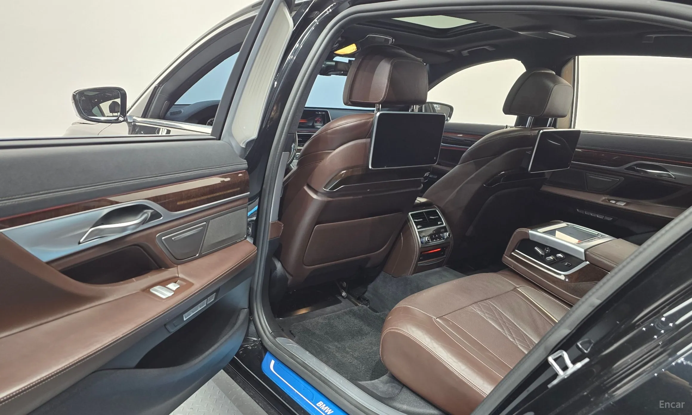 BMW 7 Series (G11) превью 11