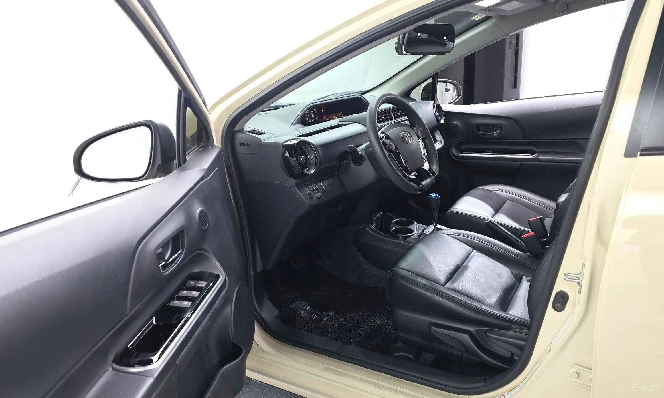 Toyota Prius C превью 10