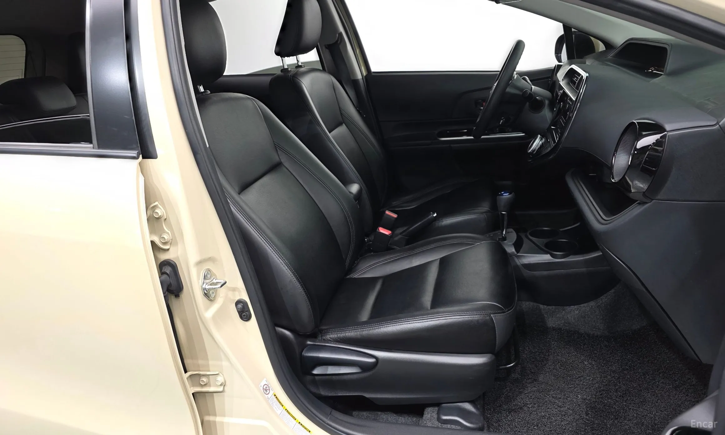 Toyota Prius C превью 11