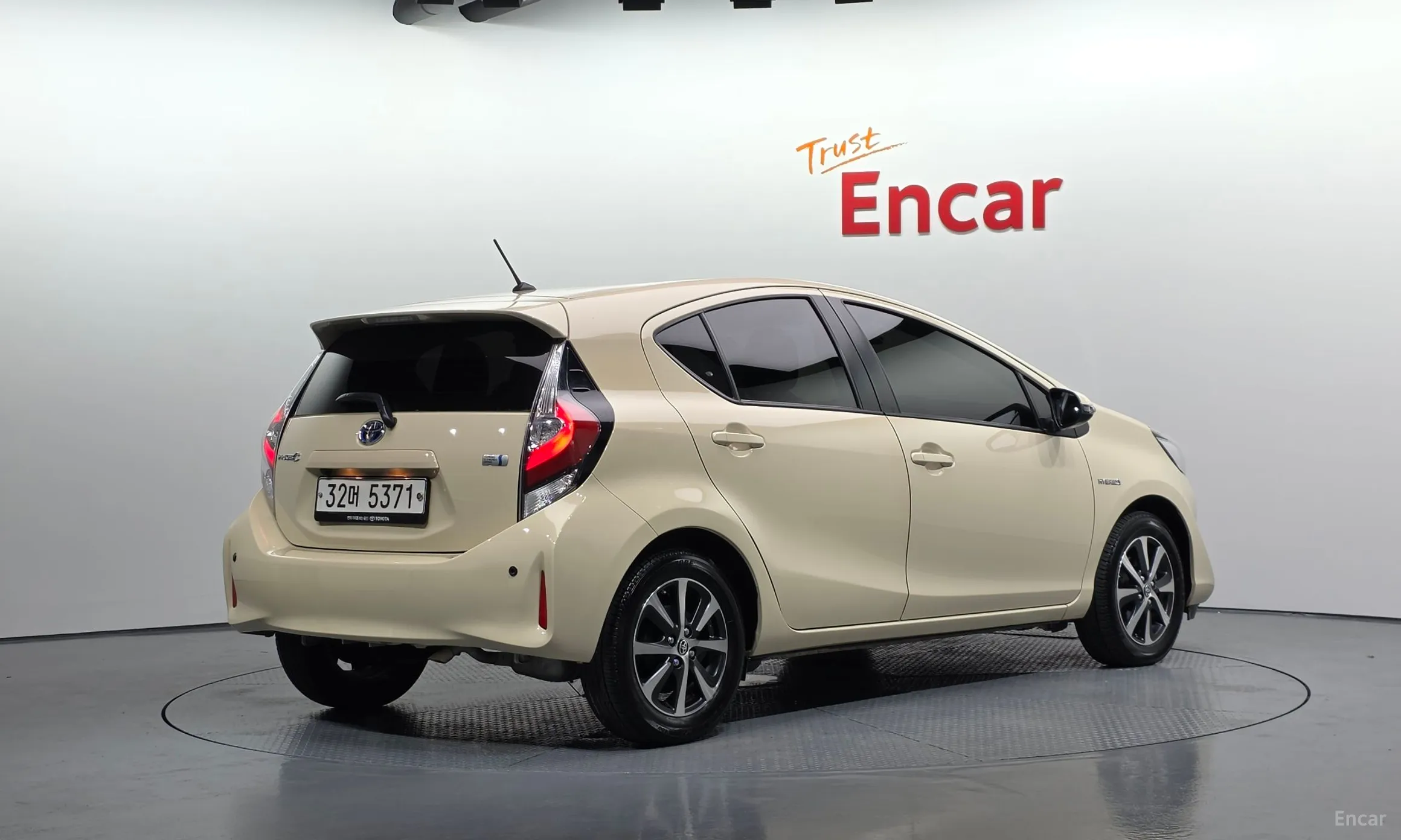 Toyota Prius C превью 2