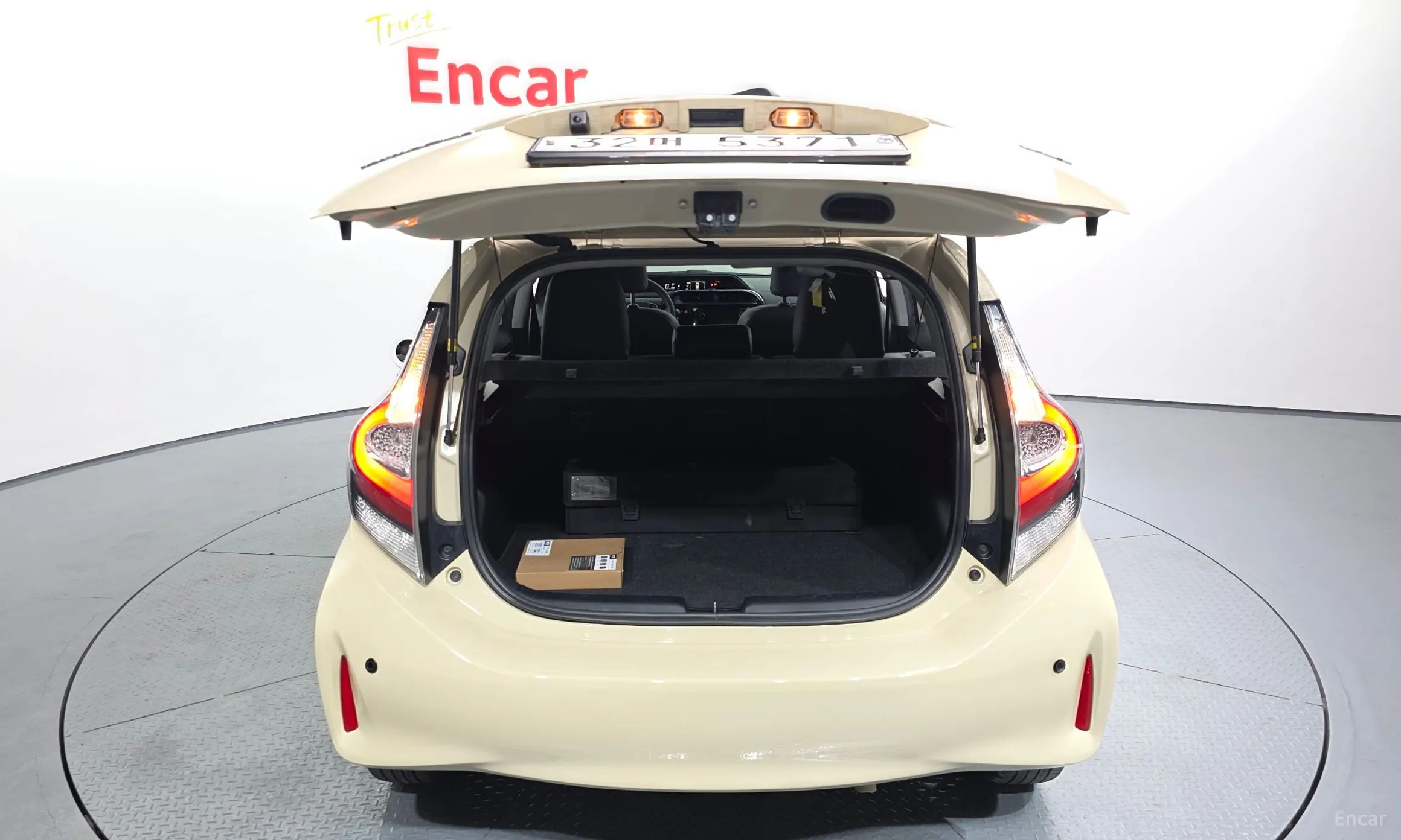 Toyota Prius C превью 20