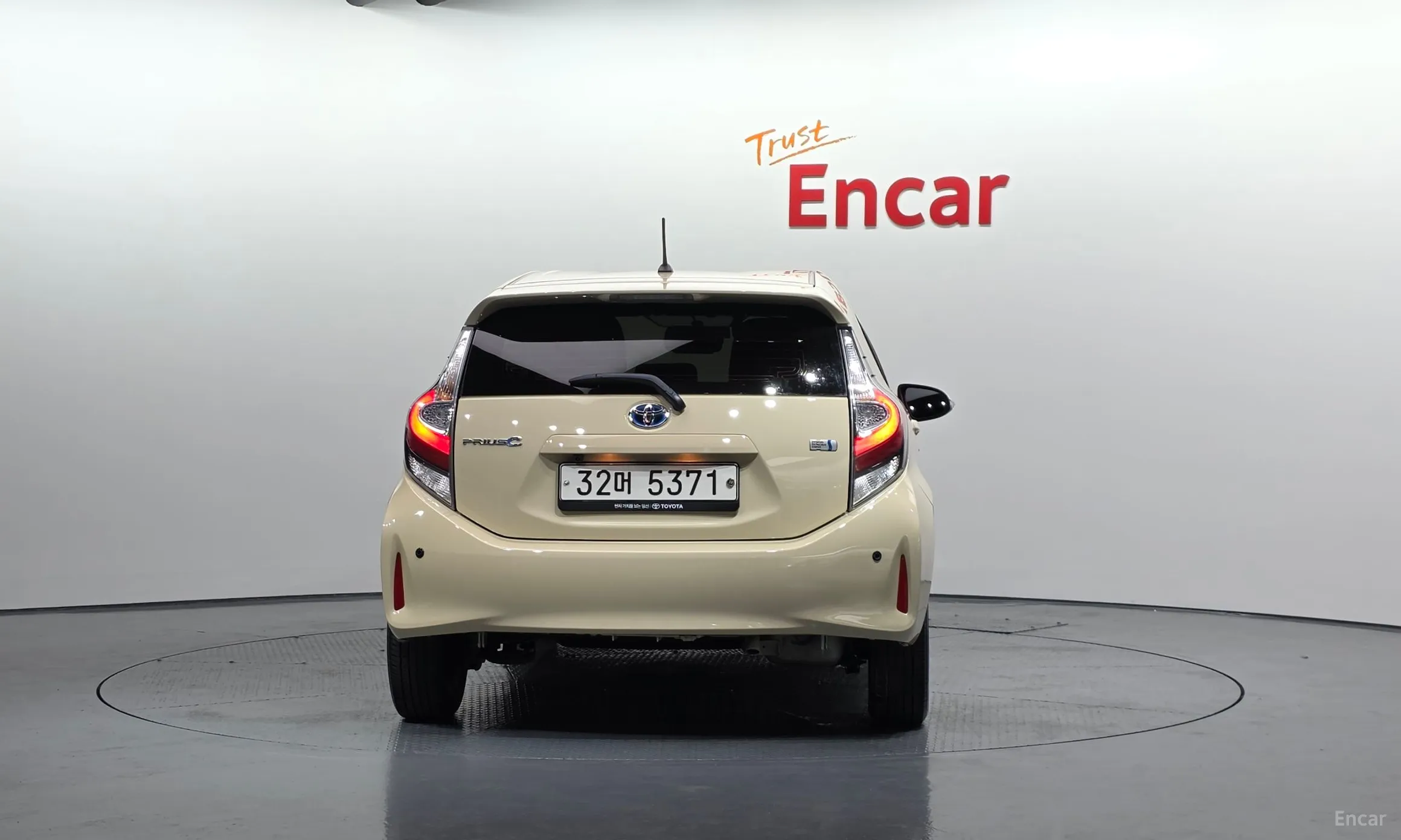Toyota Prius C превью 4