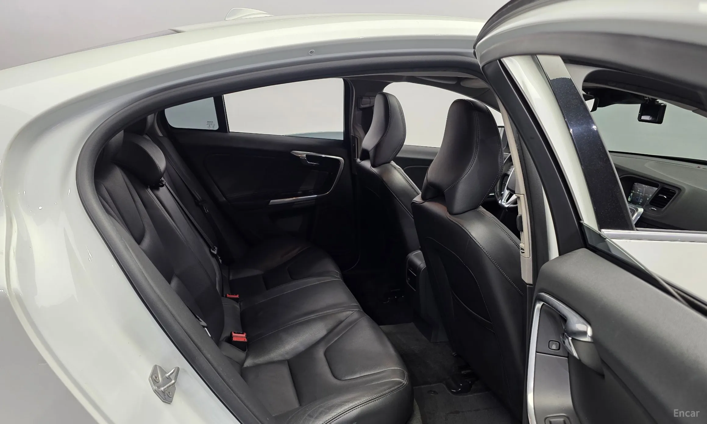 Volvo S60 превью 12