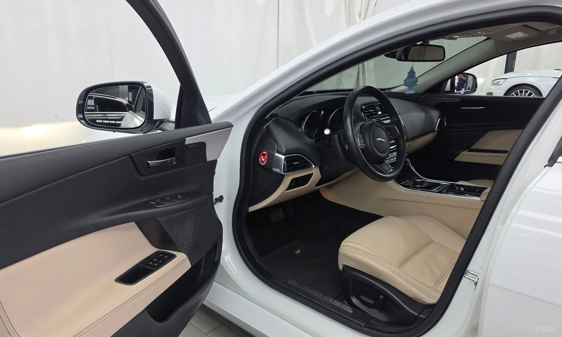 Jaguar XE превью 10