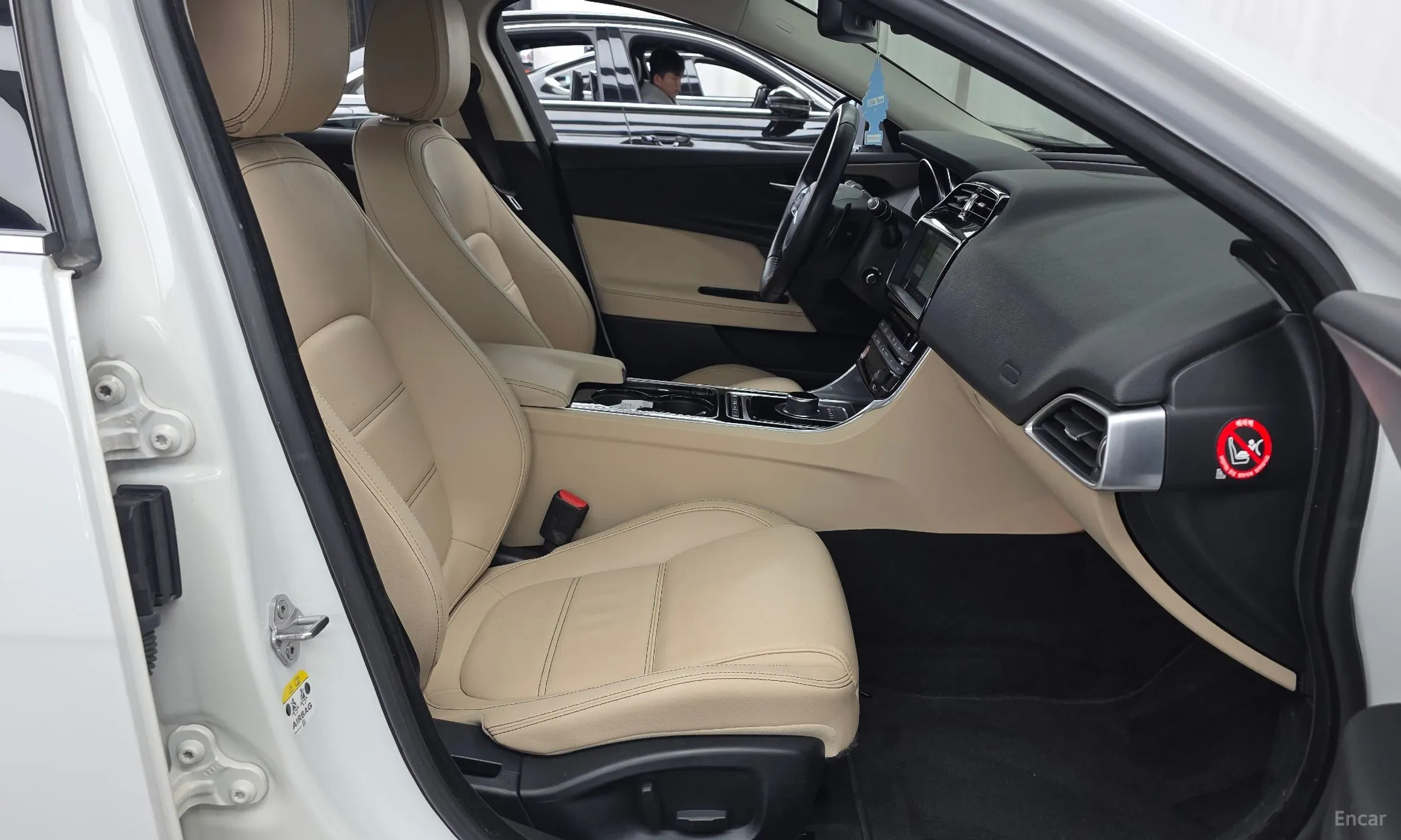 Jaguar XE превью 11