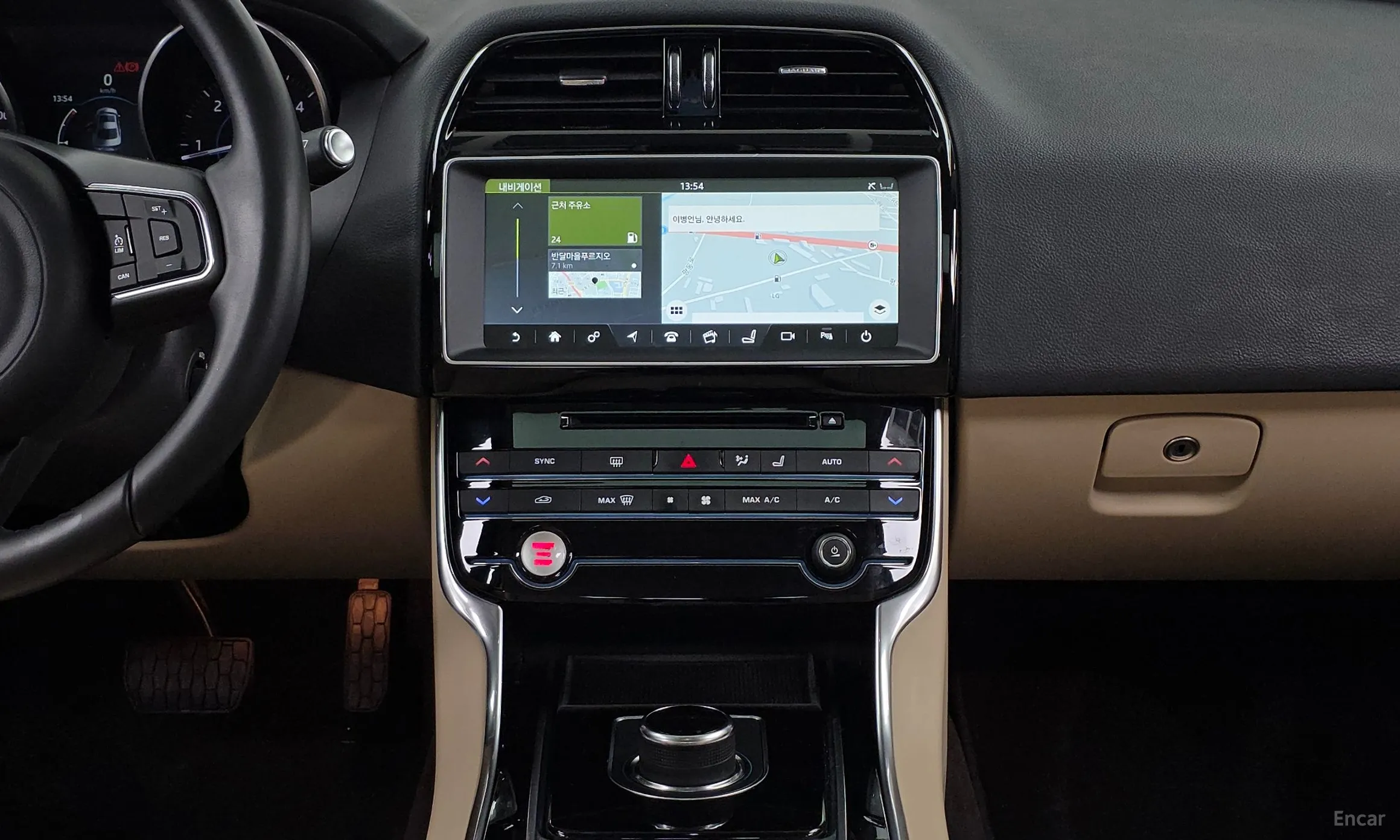 Jaguar XE превью 14