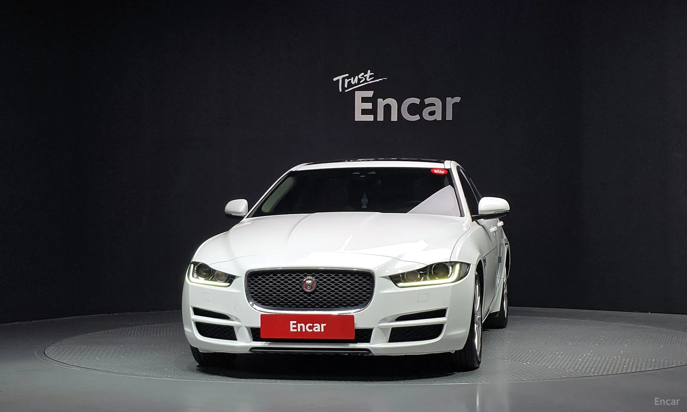 Jaguar XE превью 3