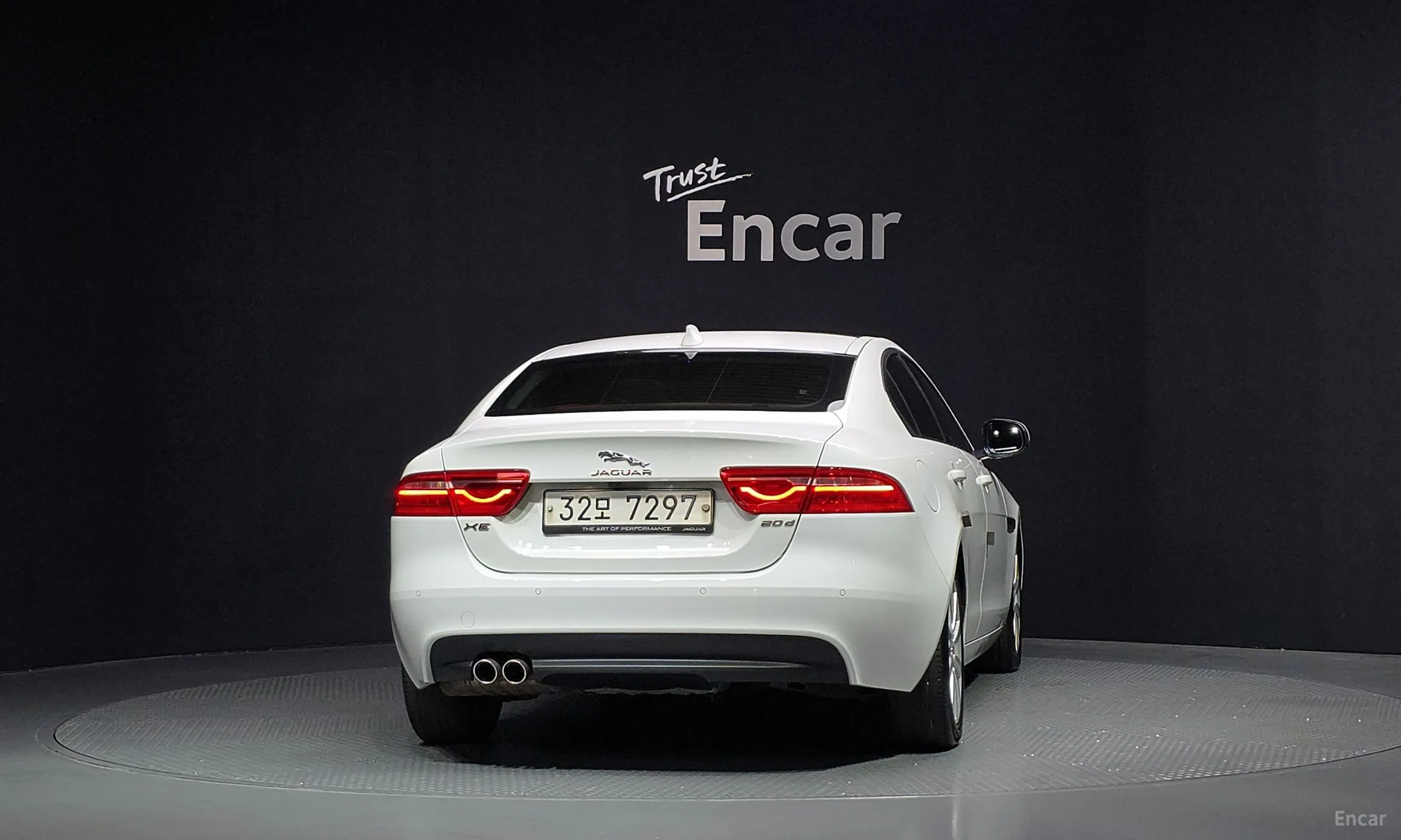 Jaguar XE превью 4