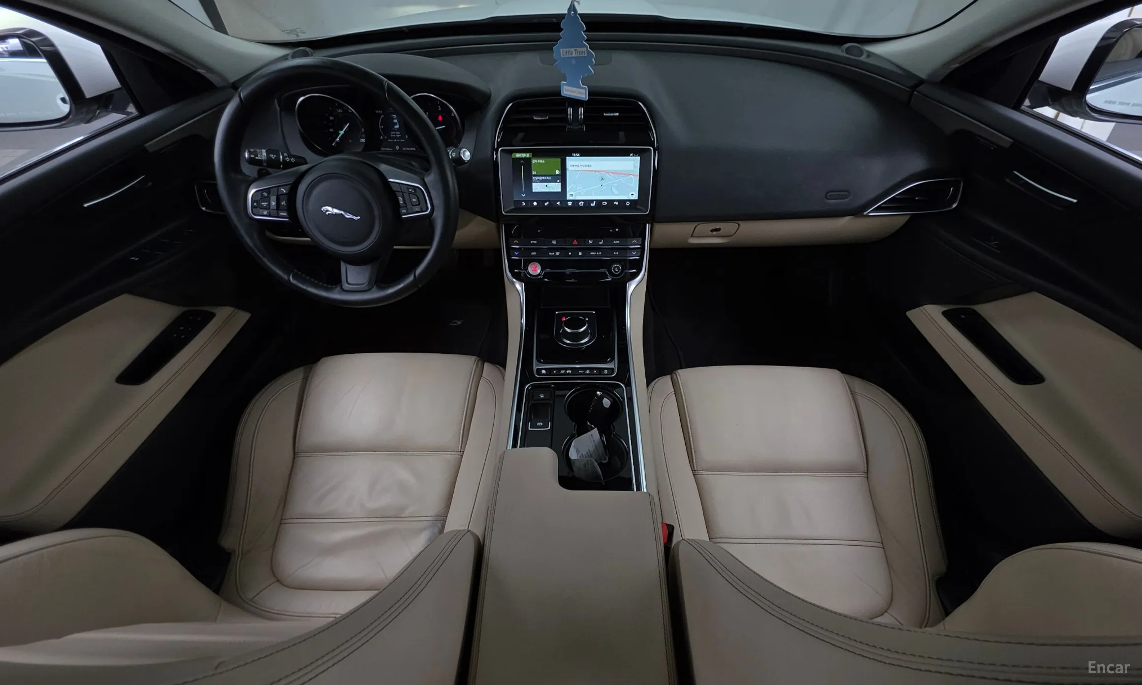 Jaguar XE превью 7