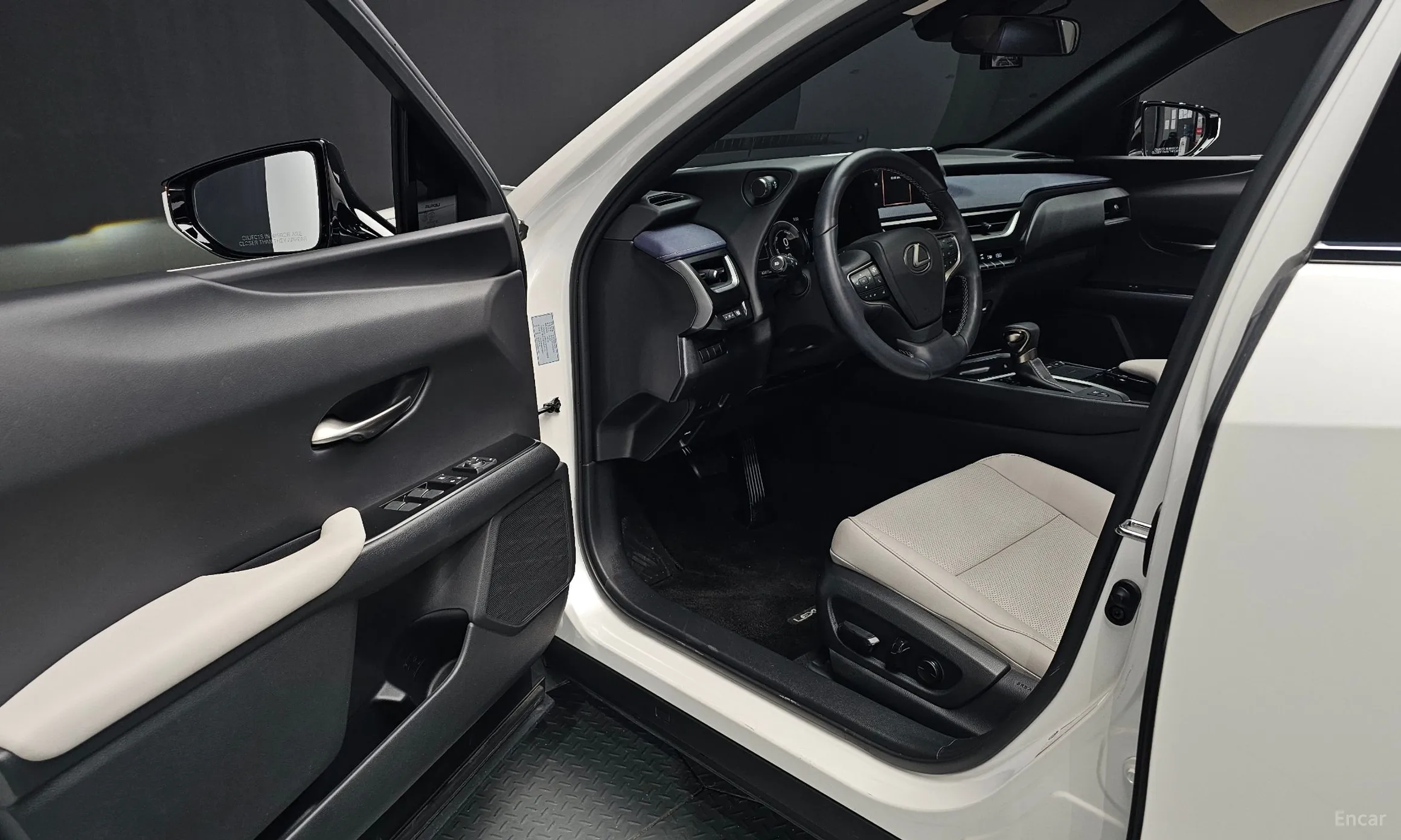 Lexus UX250h превью 10