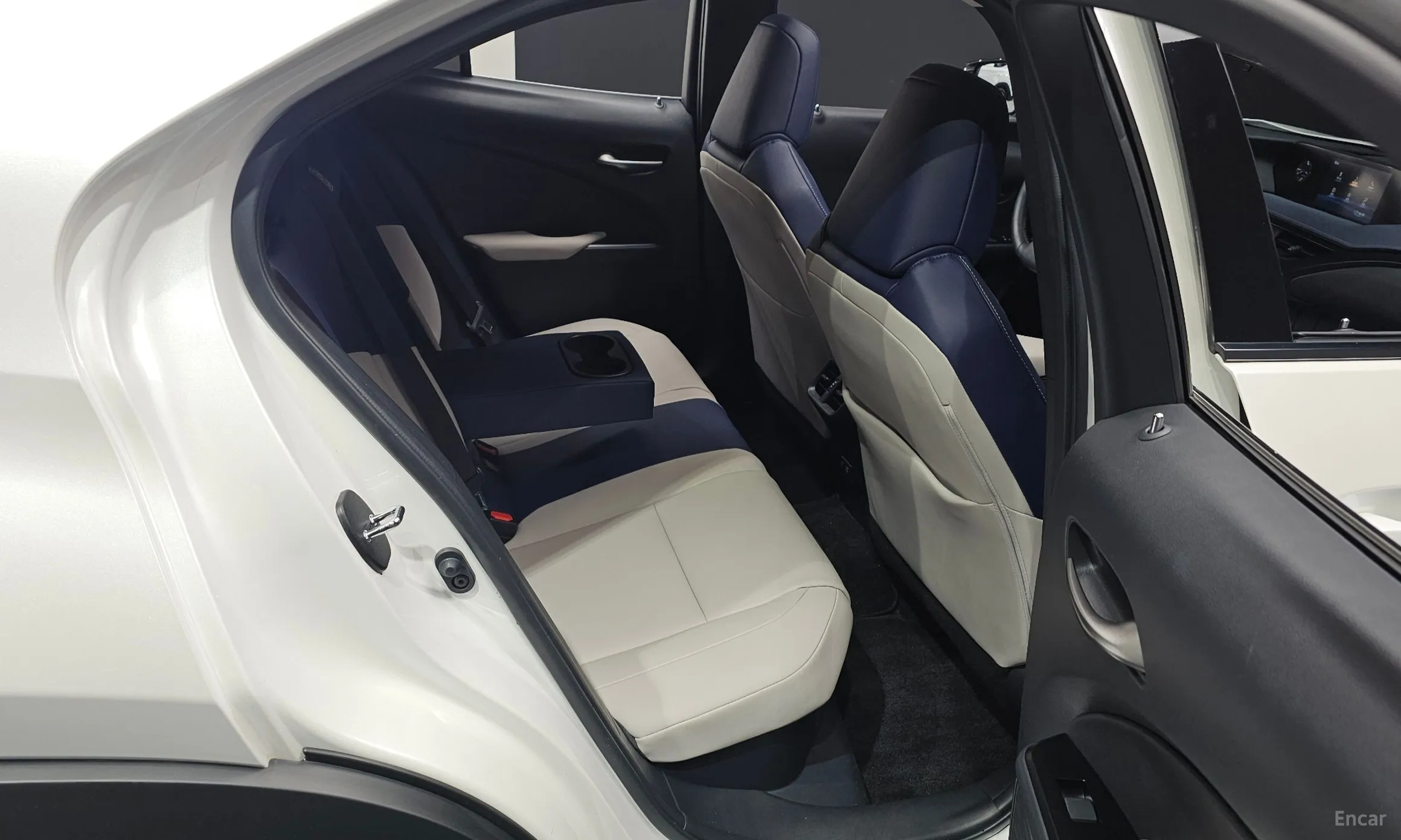 Lexus UX250h превью 11