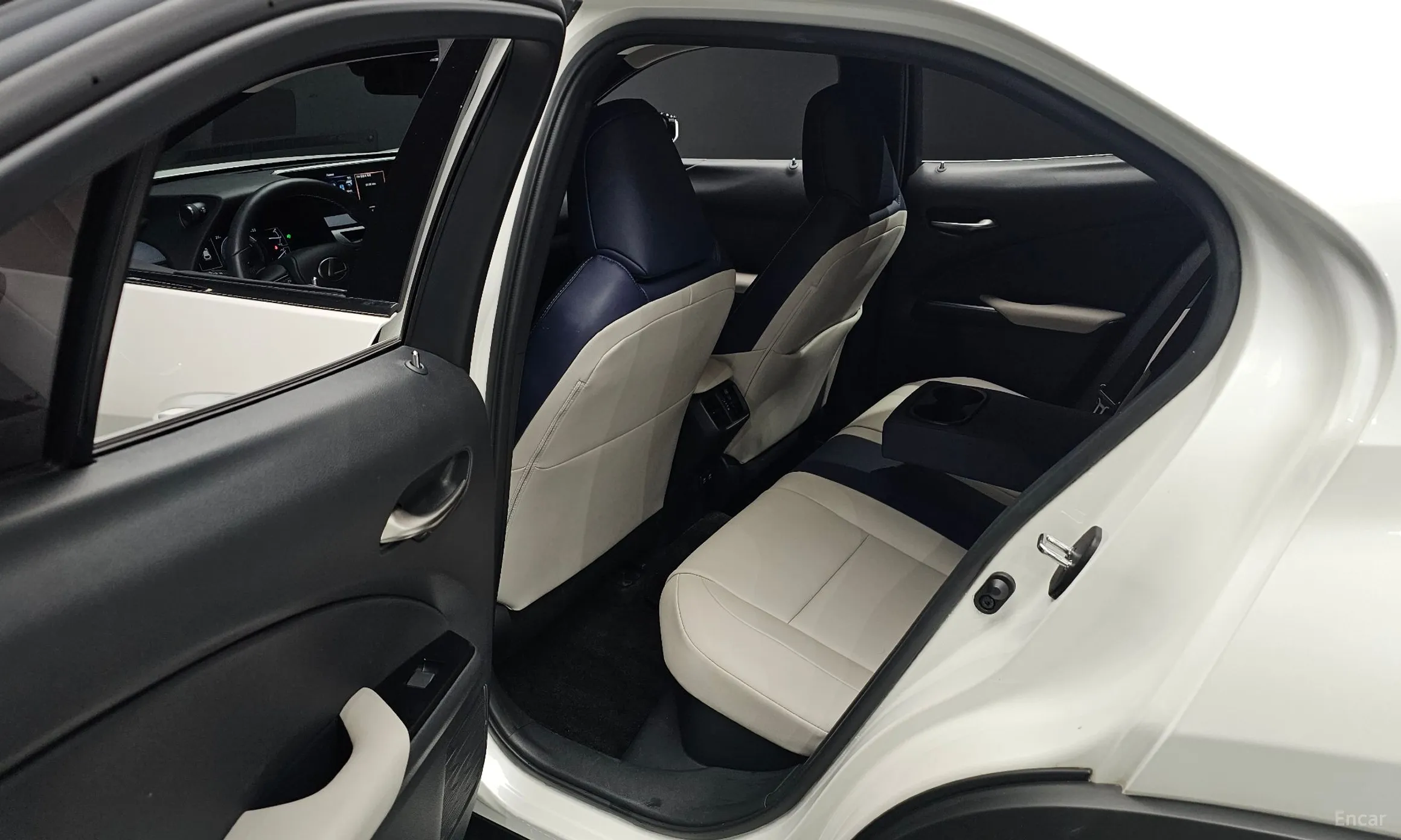 Lexus UX250h превью 12