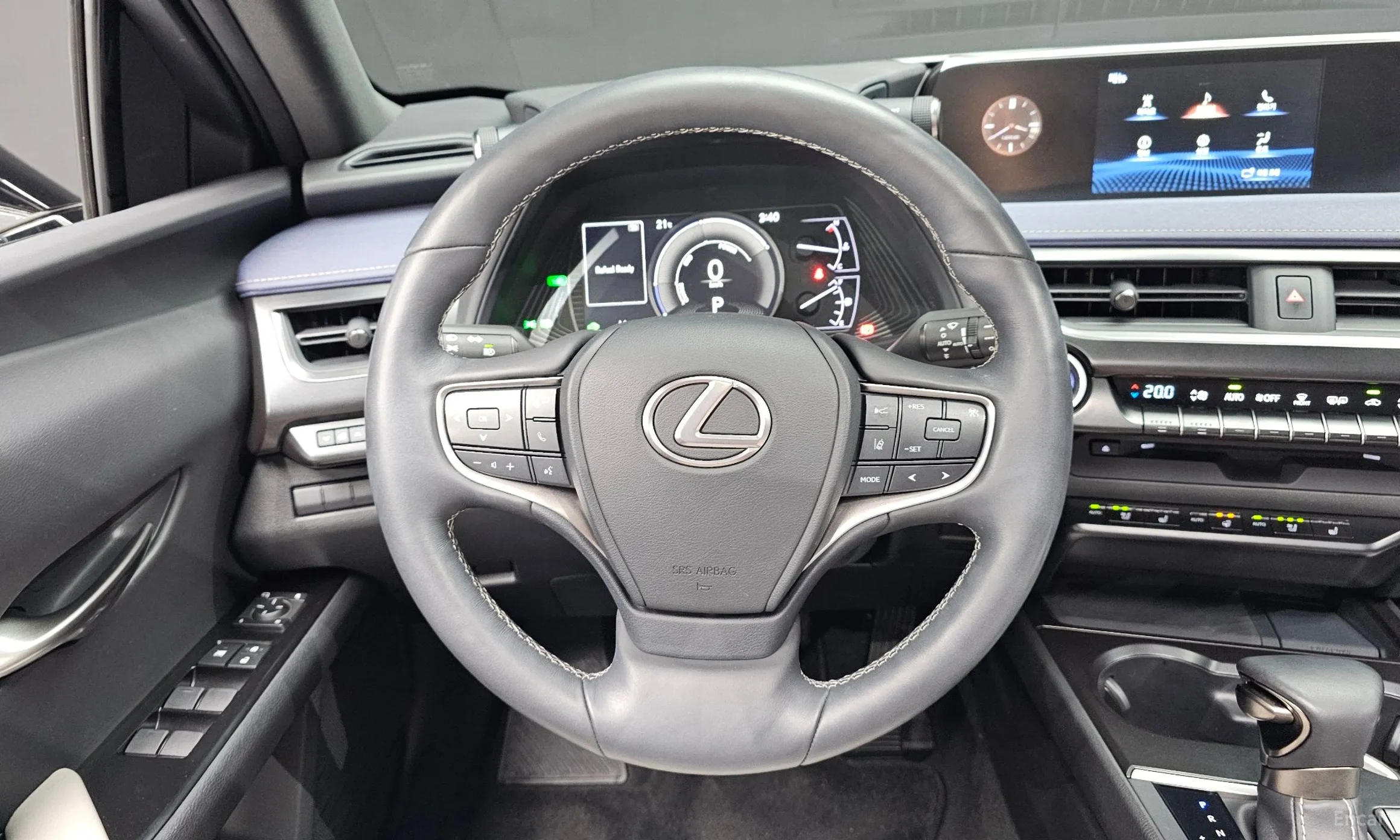 Lexus UX250h превью 13
