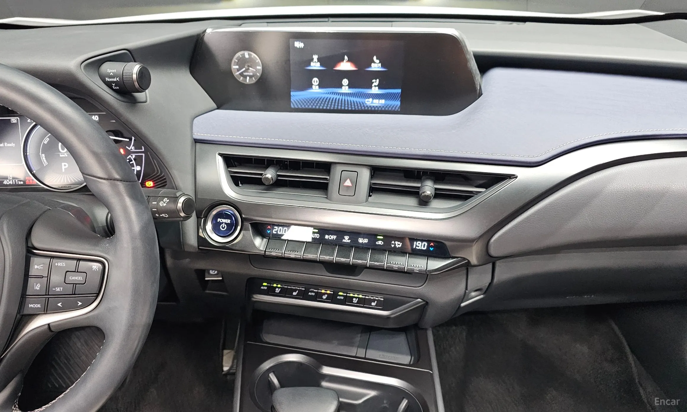 Lexus UX250h превью 14