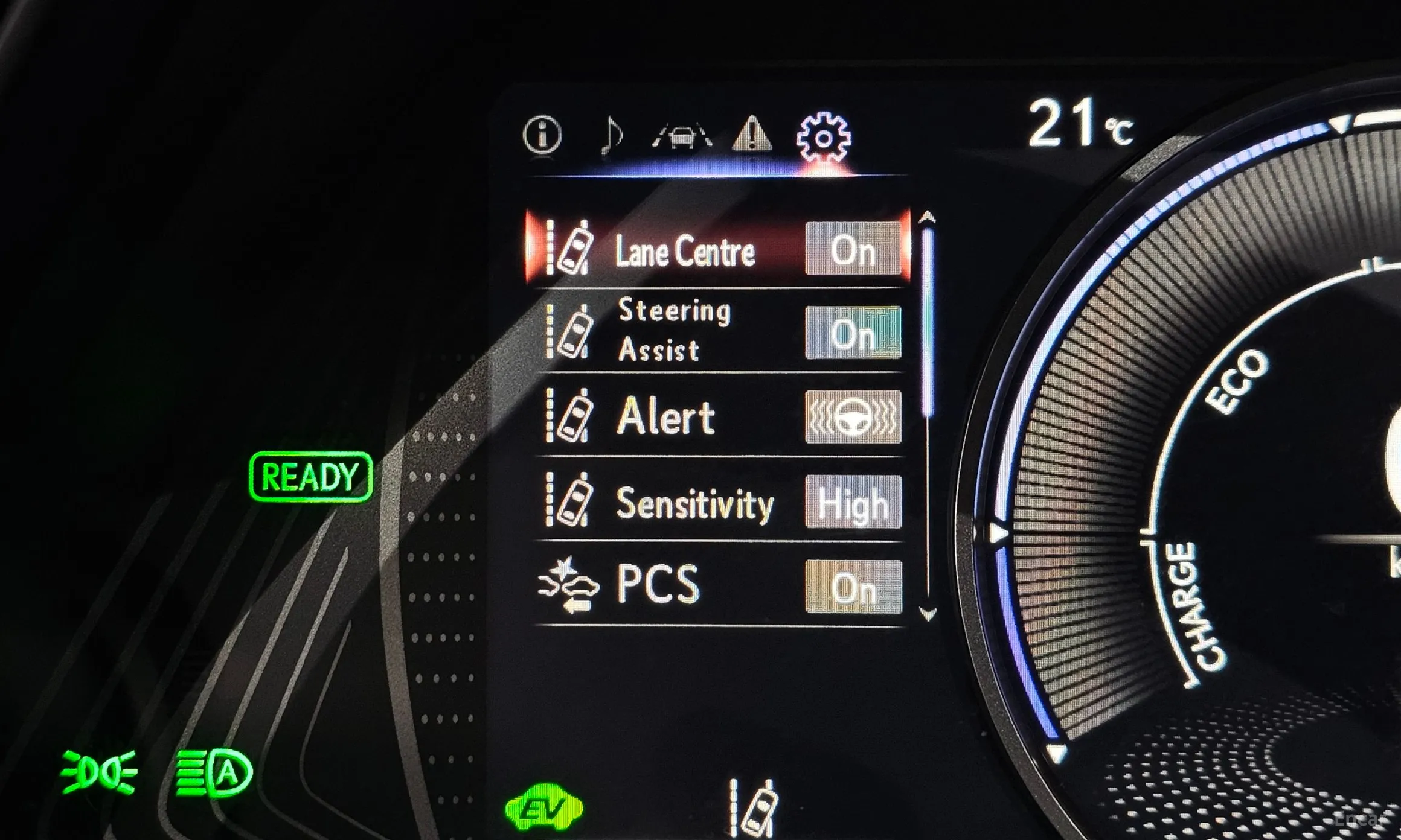 Lexus UX250h превью 16