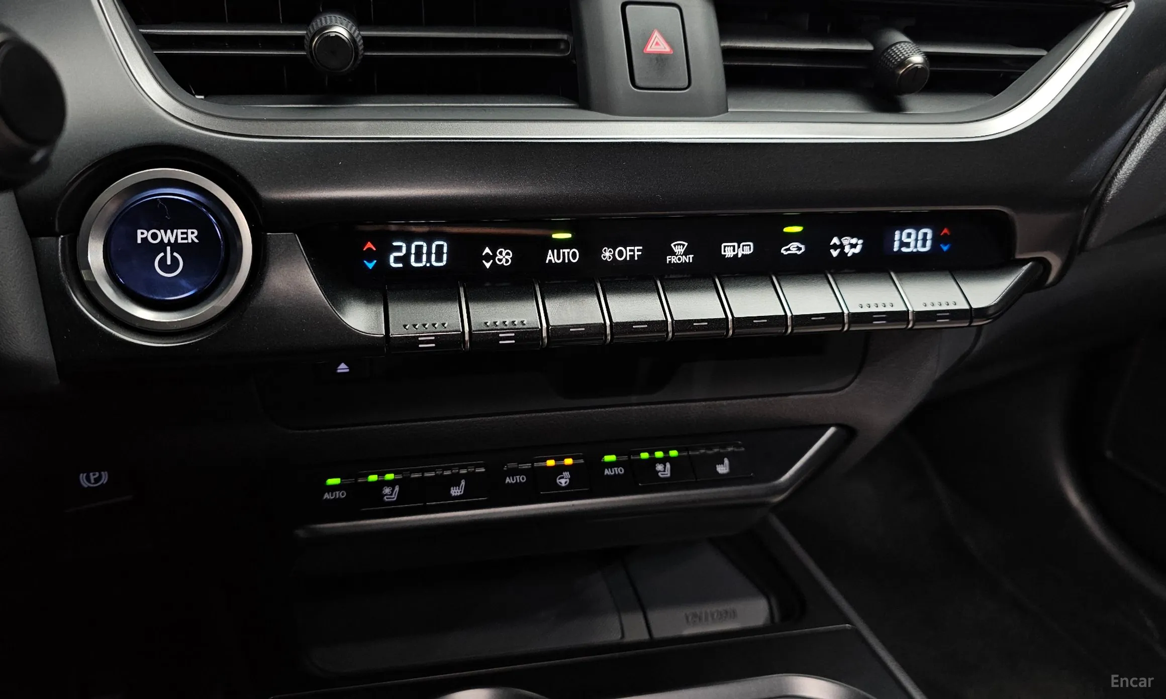 Lexus UX250h превью 18