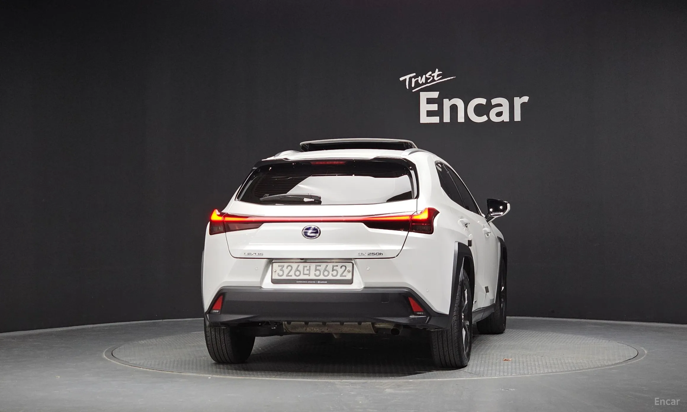 Lexus UX250h превью 4