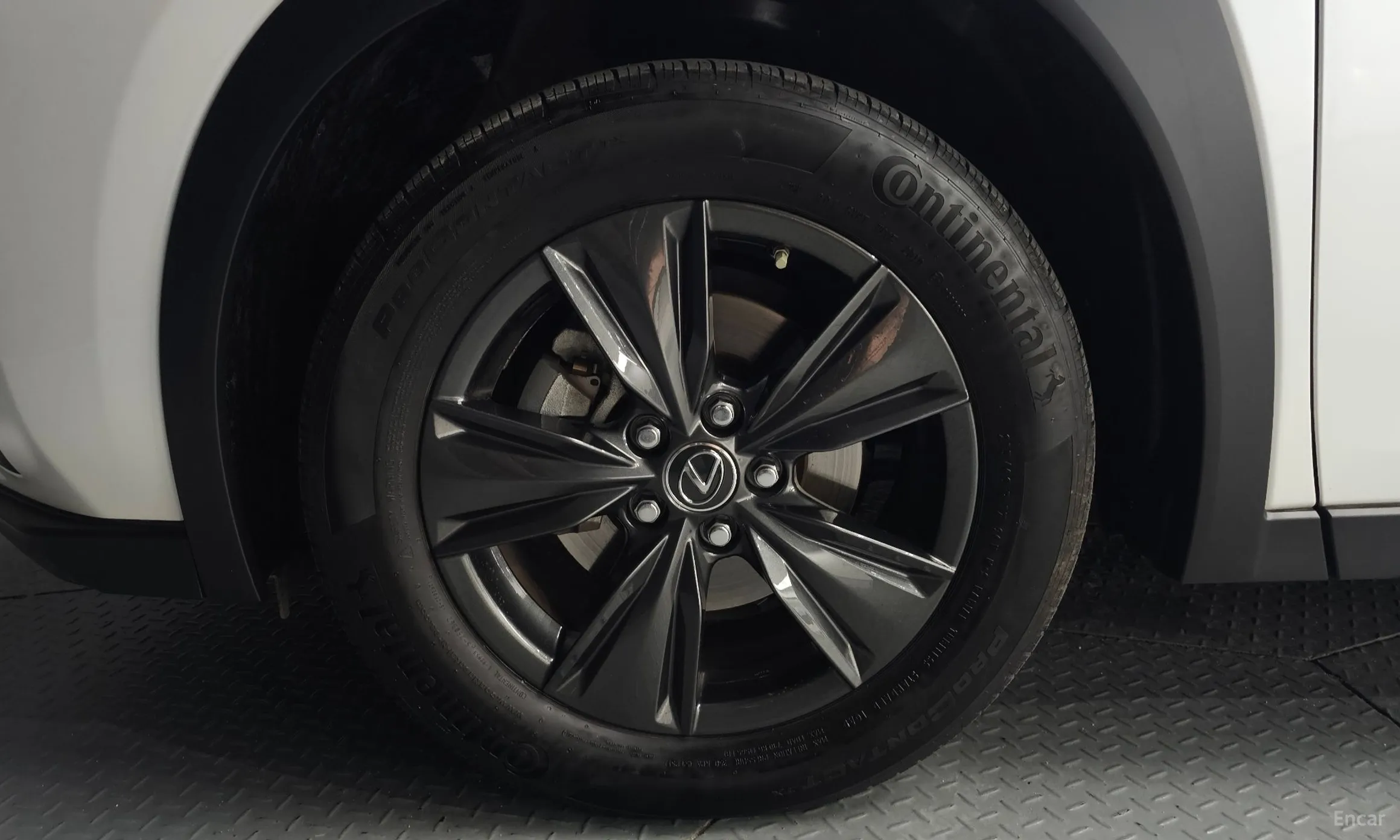 Lexus UX250h превью 5