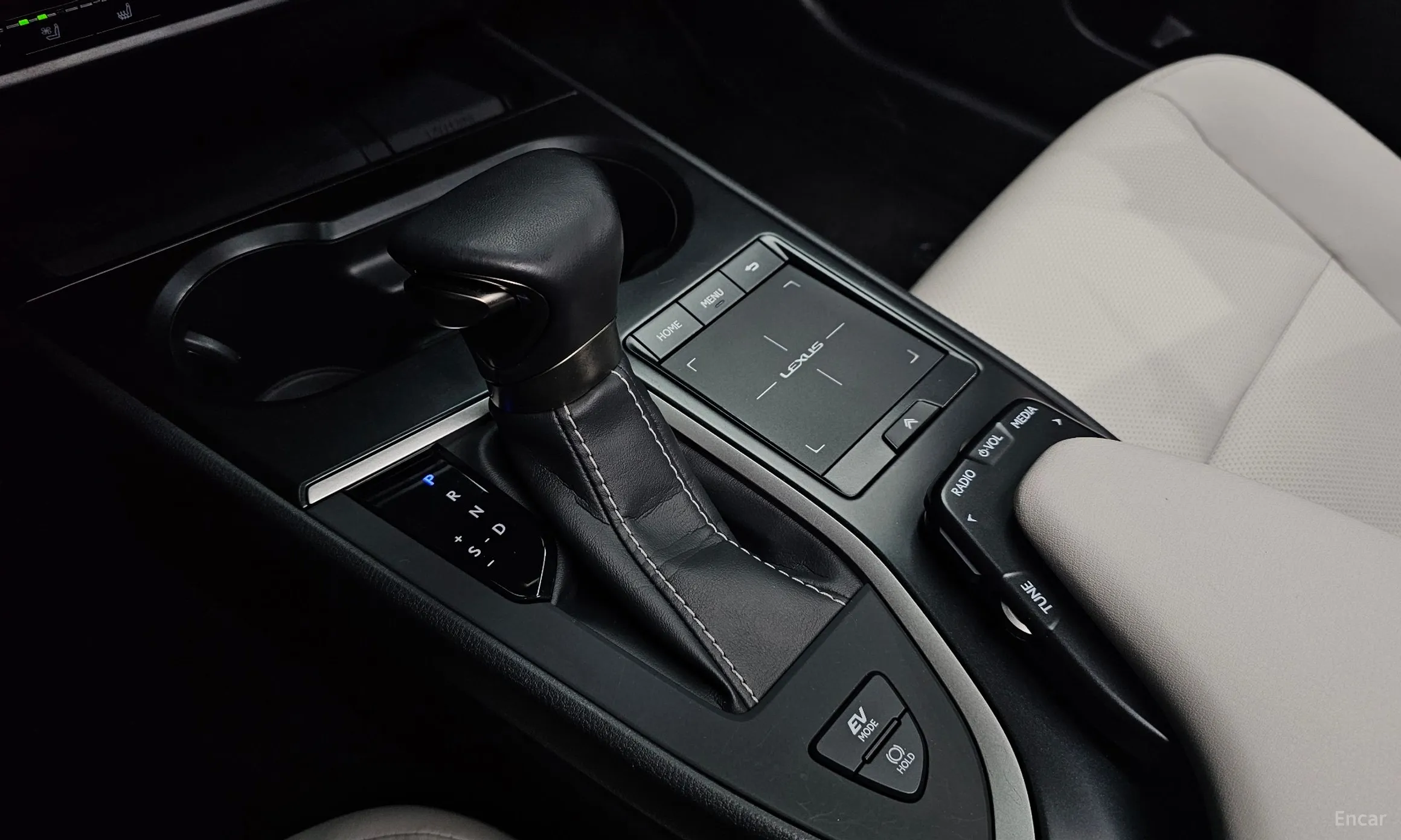 Lexus UX250h превью 9