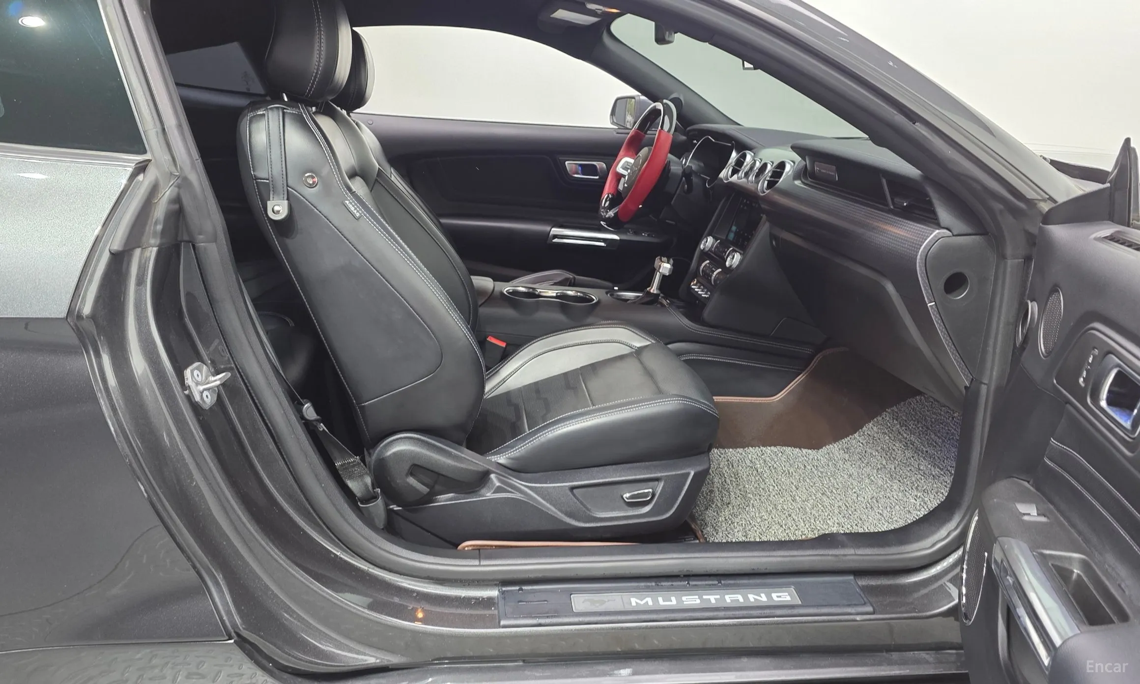 Ford Mustang превью 12