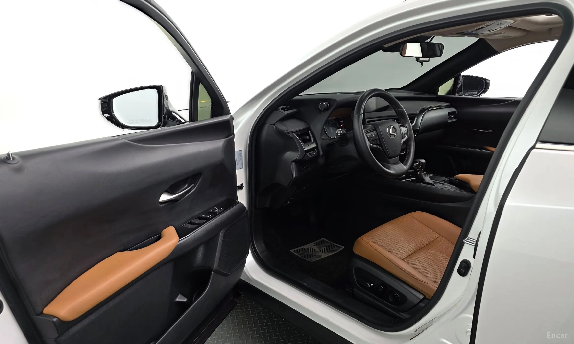Lexus UX250h превью 10