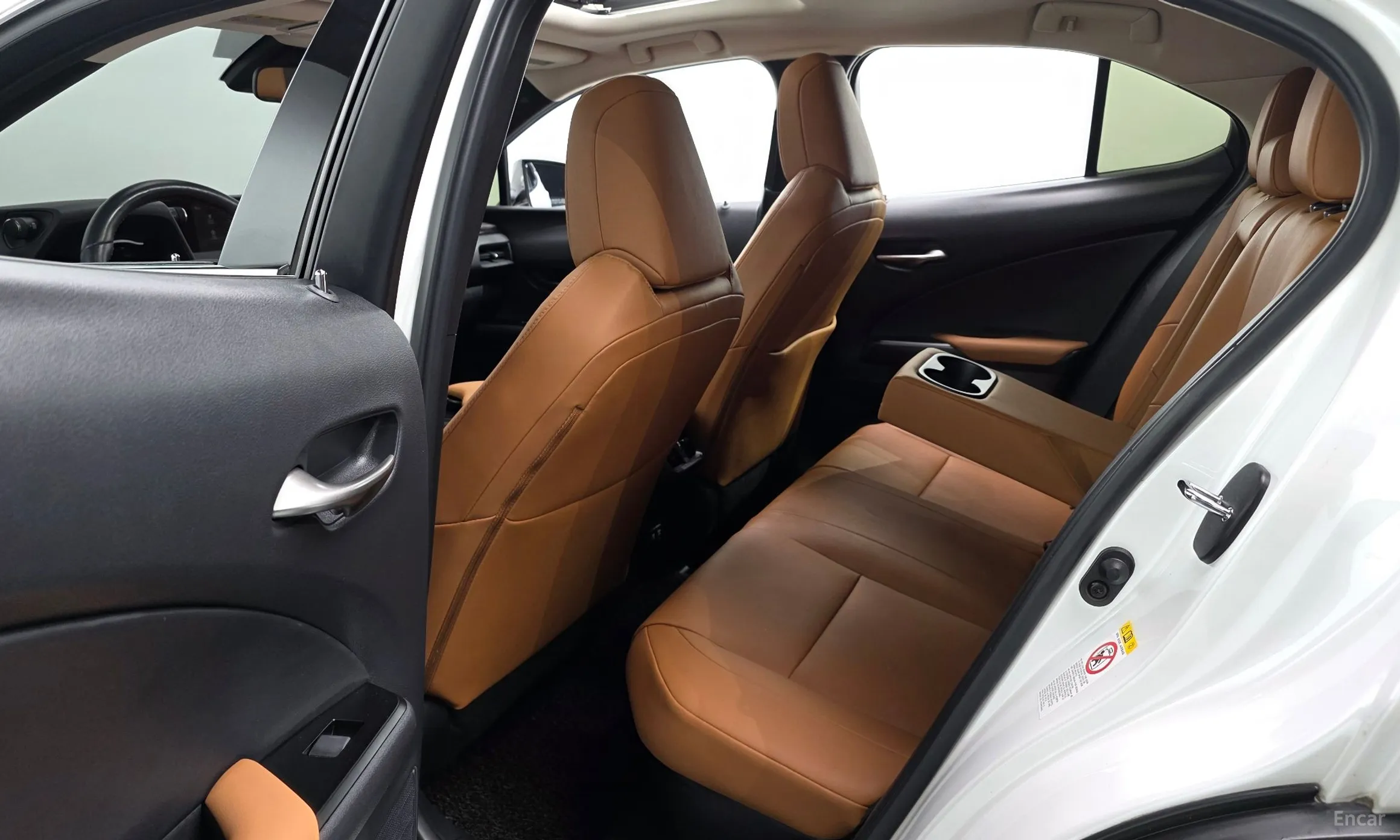 Lexus UX250h превью 11