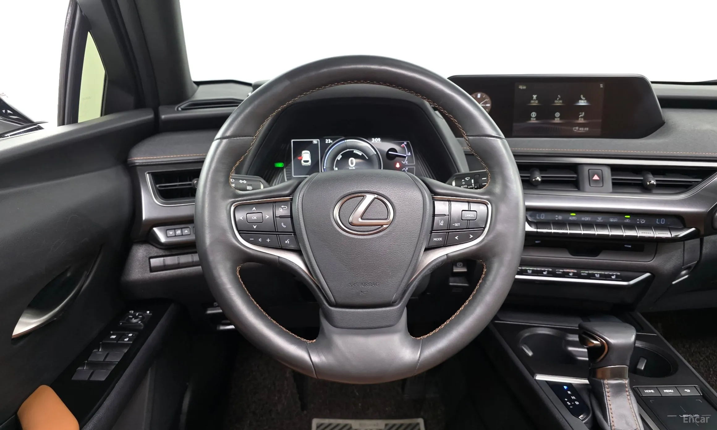 Lexus UX250h превью 12
